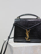 CASSANDRA MINI-HANDTASCHEN 20 IN SCHWARZ Glänzendes Kalbsleder mit Krokodilprägung