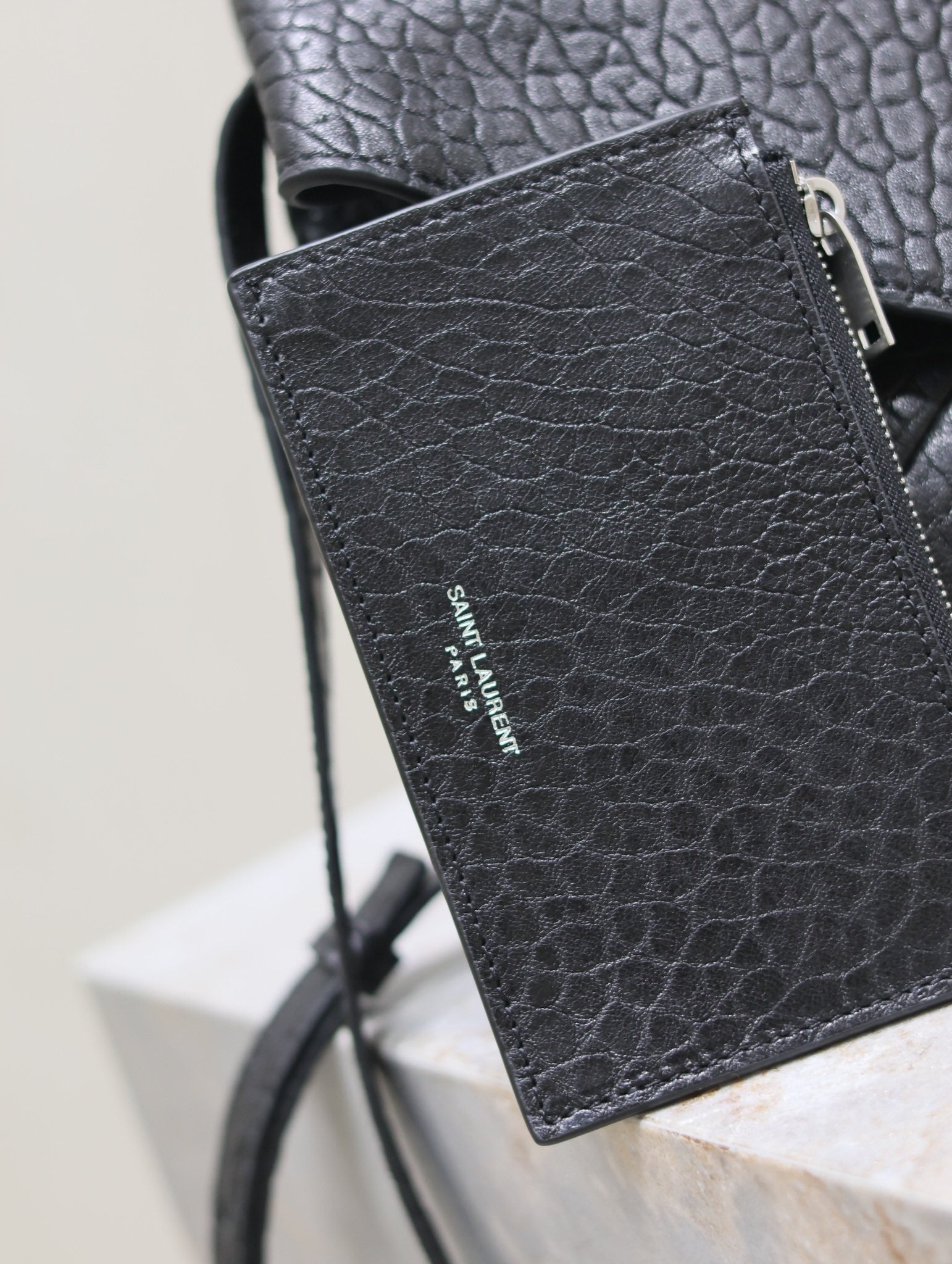 Umschlagtasche mit Kette, 23 Zoll, schwarz, Elefantenmuster, Lammleder, silbernes Logo