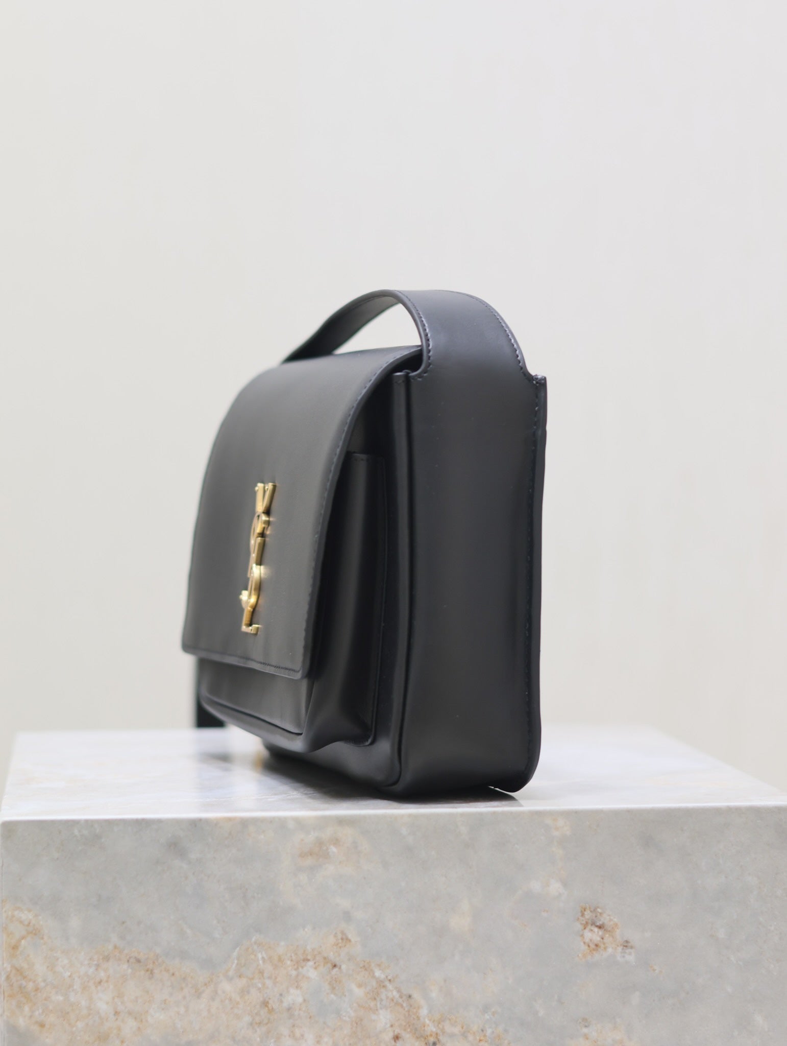 NIKI BABY 22 IN SCHWARZEM KALBSLEDER GOLDENES LOGO