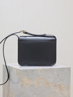 NIKI BABY 22 IN SCHWARZEM KALBSLEDER GOLDENES LOGO