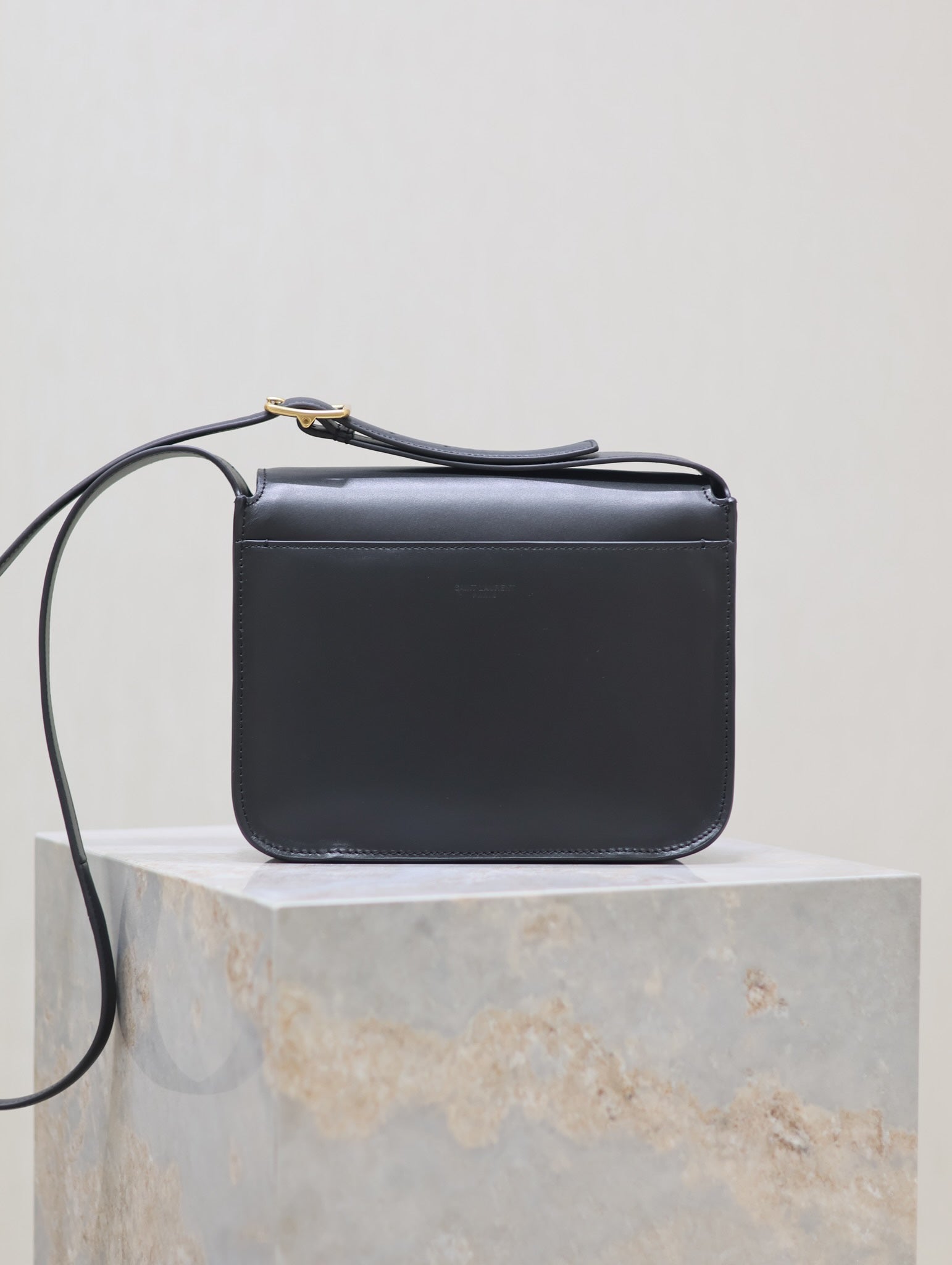 NIKI BABY 22 IN SCHWARZEM KALBSLEDER GOLDENES LOGO