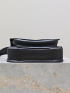 NIKI BABY 22 IN SCHWARZEM KALBSLEDER GOLDENES LOGO