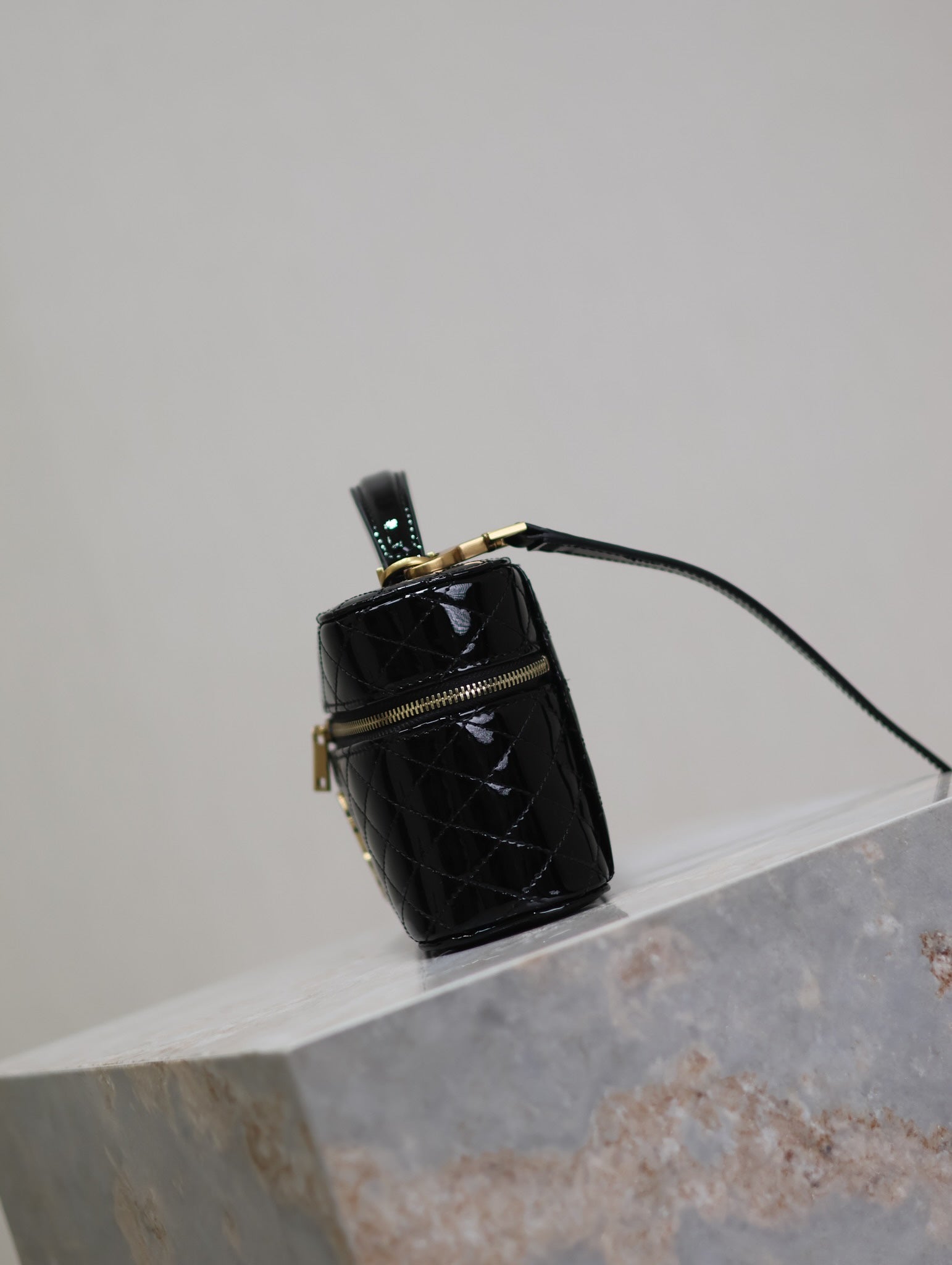 GABY MINI-SCHminktisch 18 Zoll, Schwarz, Hochglanz-Lammleder, Goldene Beschläge