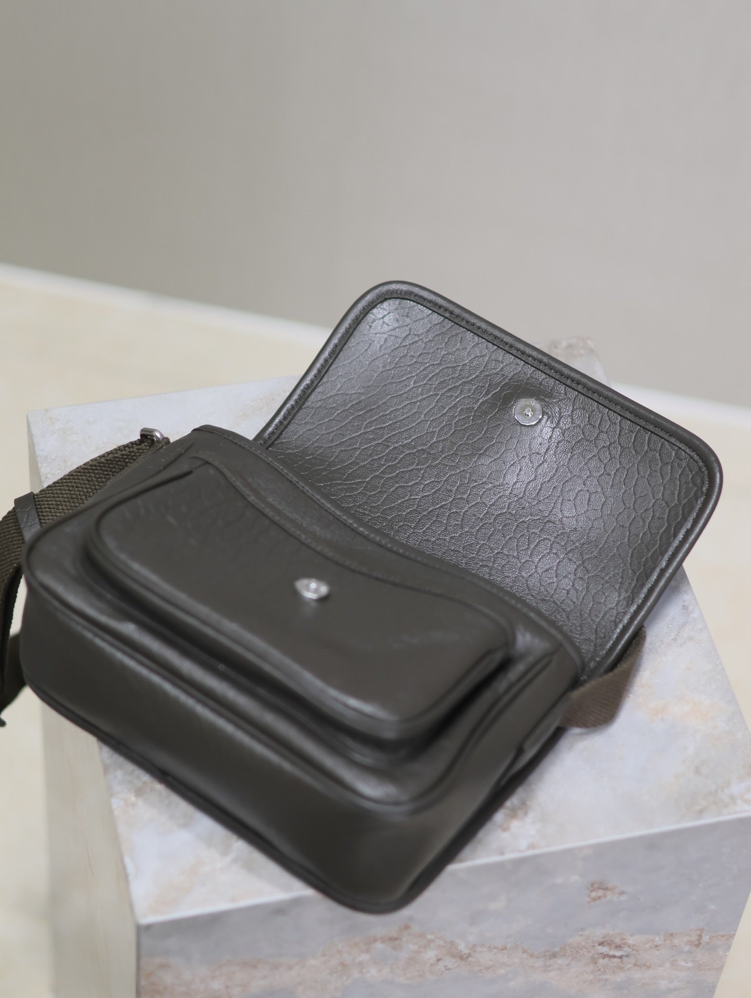 NIKI BABY 22 IN UNIFORM GRÜNES LAMMFELL SILBERNES LOGO