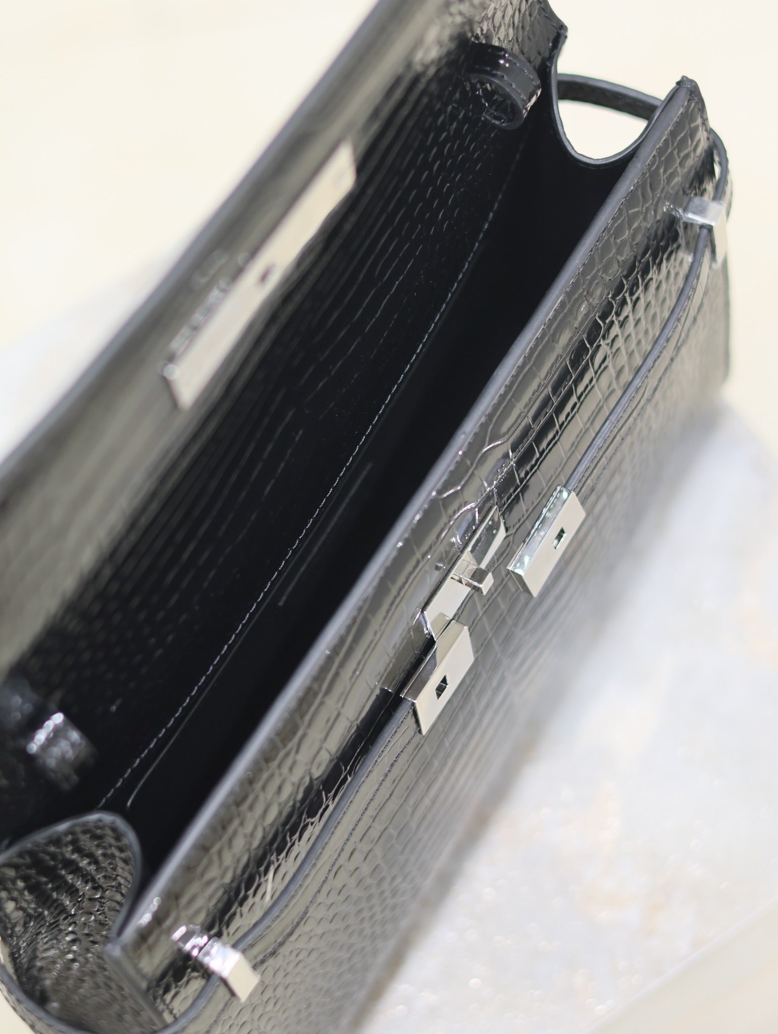 MANHATTAN MEDIUM 29 IN SCHWARZEM KROKODILGEPRÄGTES KALBSLEDER SILBERNE SCHNALLE