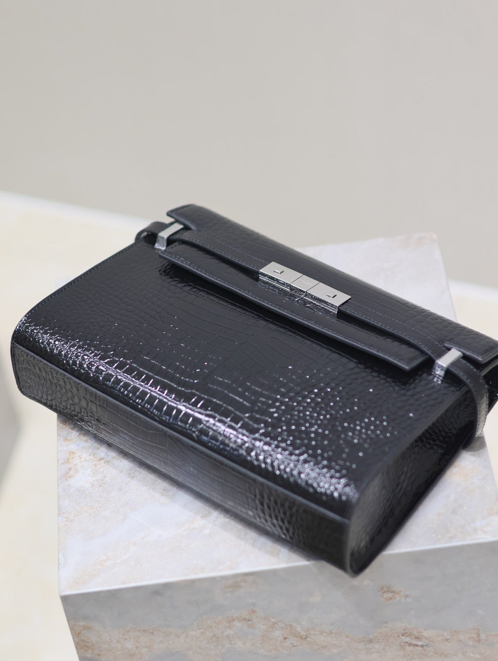 MANHATTAN MEDIUM 29 IN SCHWARZEM KROKODILGEPRÄGTES KALBSLEDER SILBERNE SCHNALLE