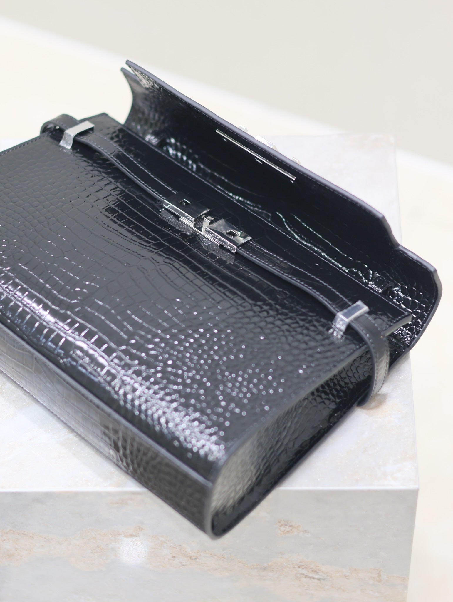 MANHATTAN MEDIUM 29 IN SCHWARZEM KROKODILGEPRÄGTES KALBSLEDER SILBERNE SCHNALLE