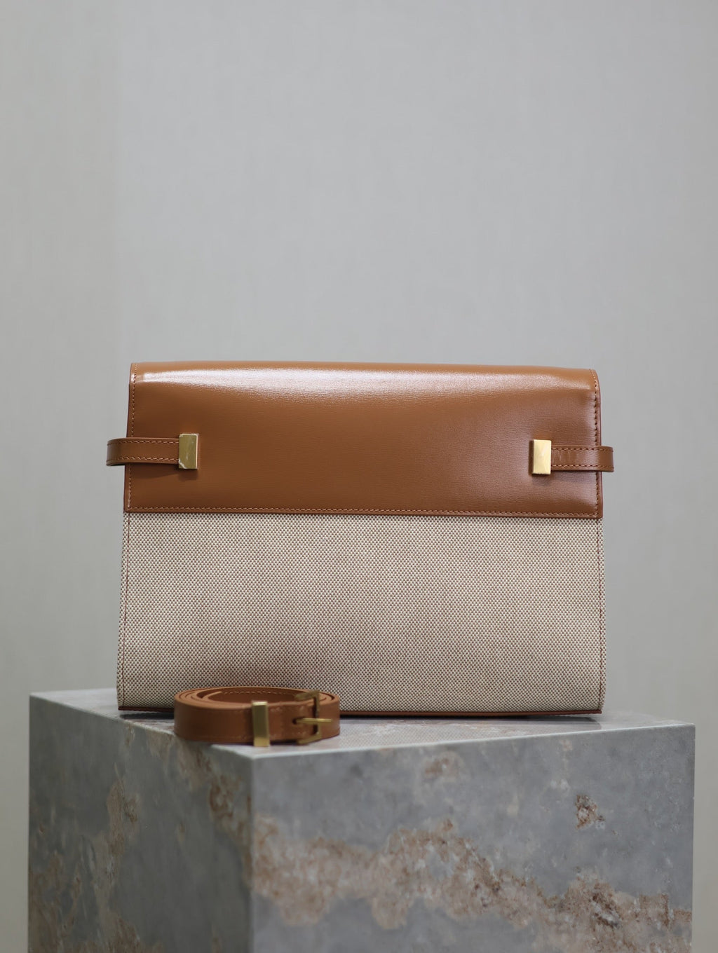 MANHATTAN MEDIUM 29 IN WEISSEM CANVAS UND BRAUNEN KALBSLEDER GOLDENE SCHNALLE