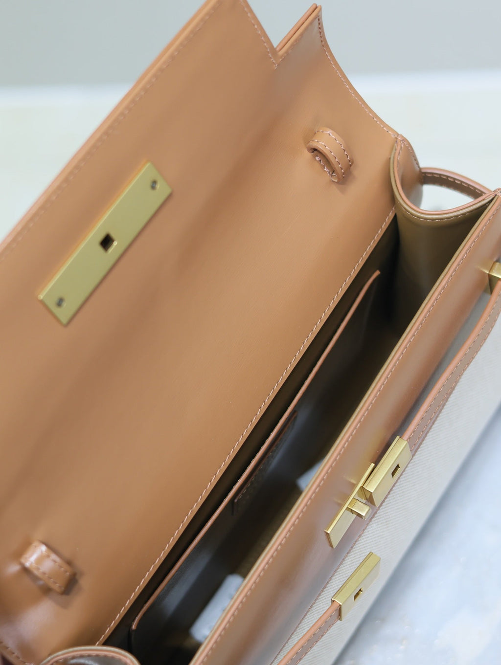 MANHATTAN MEDIUM 29 IN WEISSEM CANVAS UND BRAUNEN KALBSLEDER GOLDENE SCHNALLE