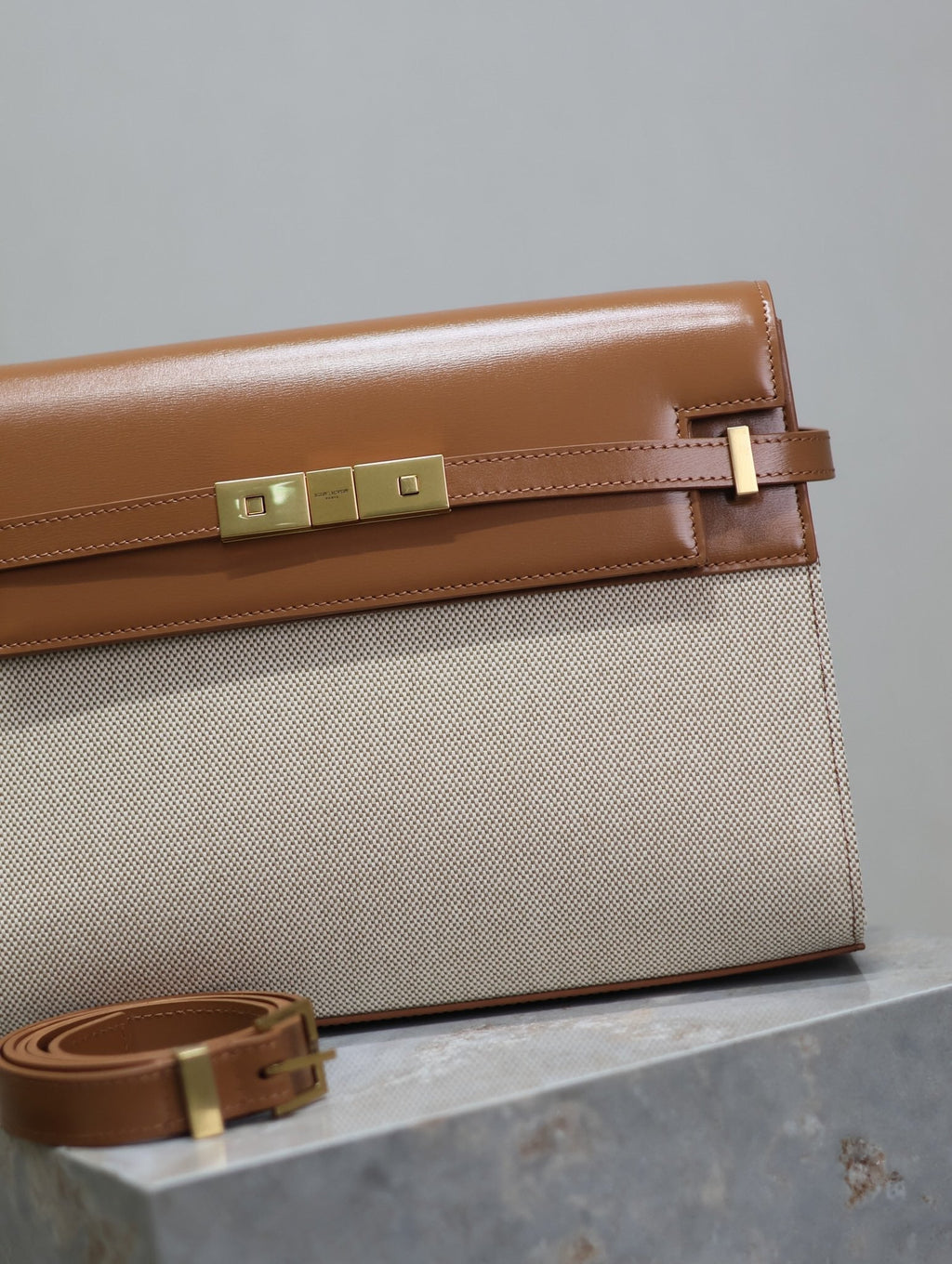 MANHATTAN MEDIUM 29 IN WEISSEM CANVAS UND BRAUNEN KALBSLEDER GOLDENE SCHNALLE