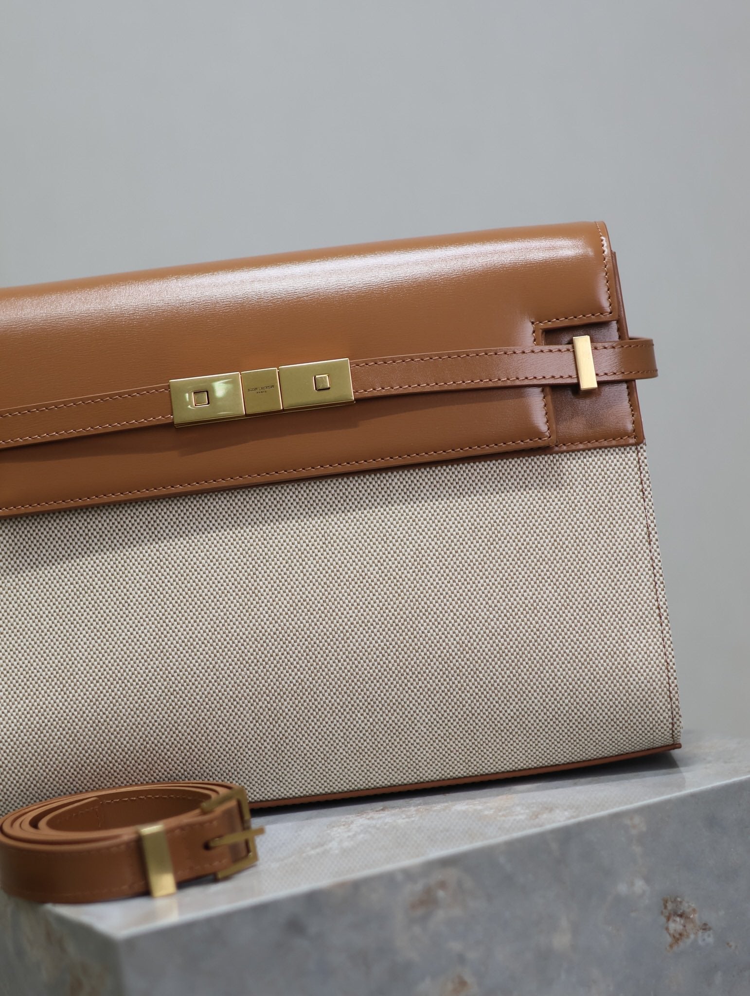 MANHATTAN MEDIUM 29 IN WEISSEM CANVAS UND BRAUNEN KALBSLEDER GOLDENE SCHNALLE