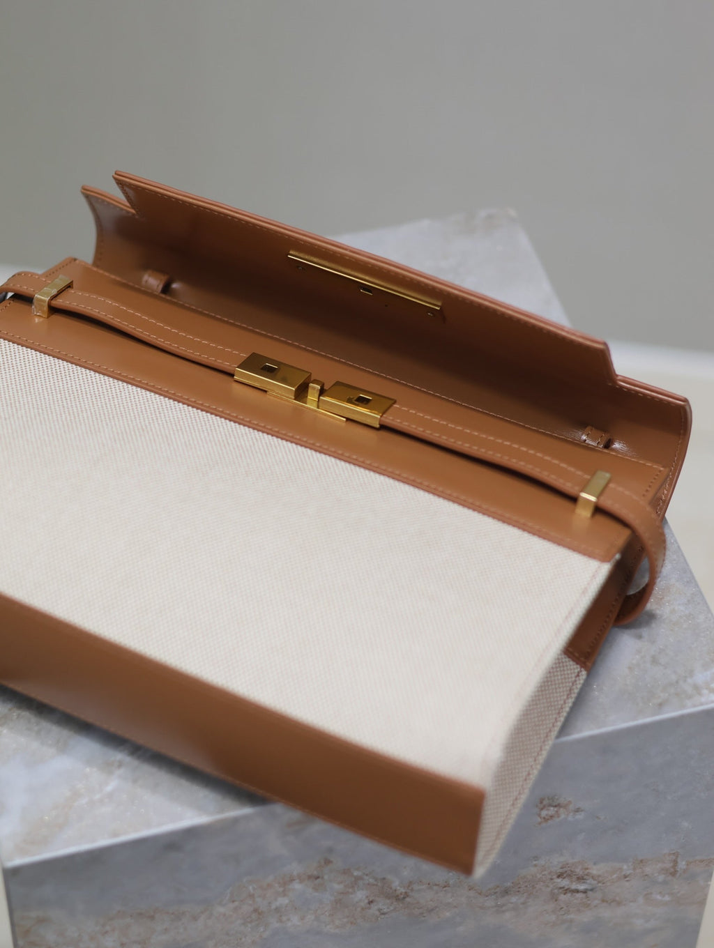 MANHATTAN MEDIUM 29 IN WEISSEM CANVAS UND BRAUNEN KALBSLEDER GOLDENE SCHNALLE