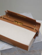 MANHATTAN MEDIUM 29 IN WEISSEM CANVAS UND BRAUNEN KALBSLEDER GOLDENE SCHNALLE