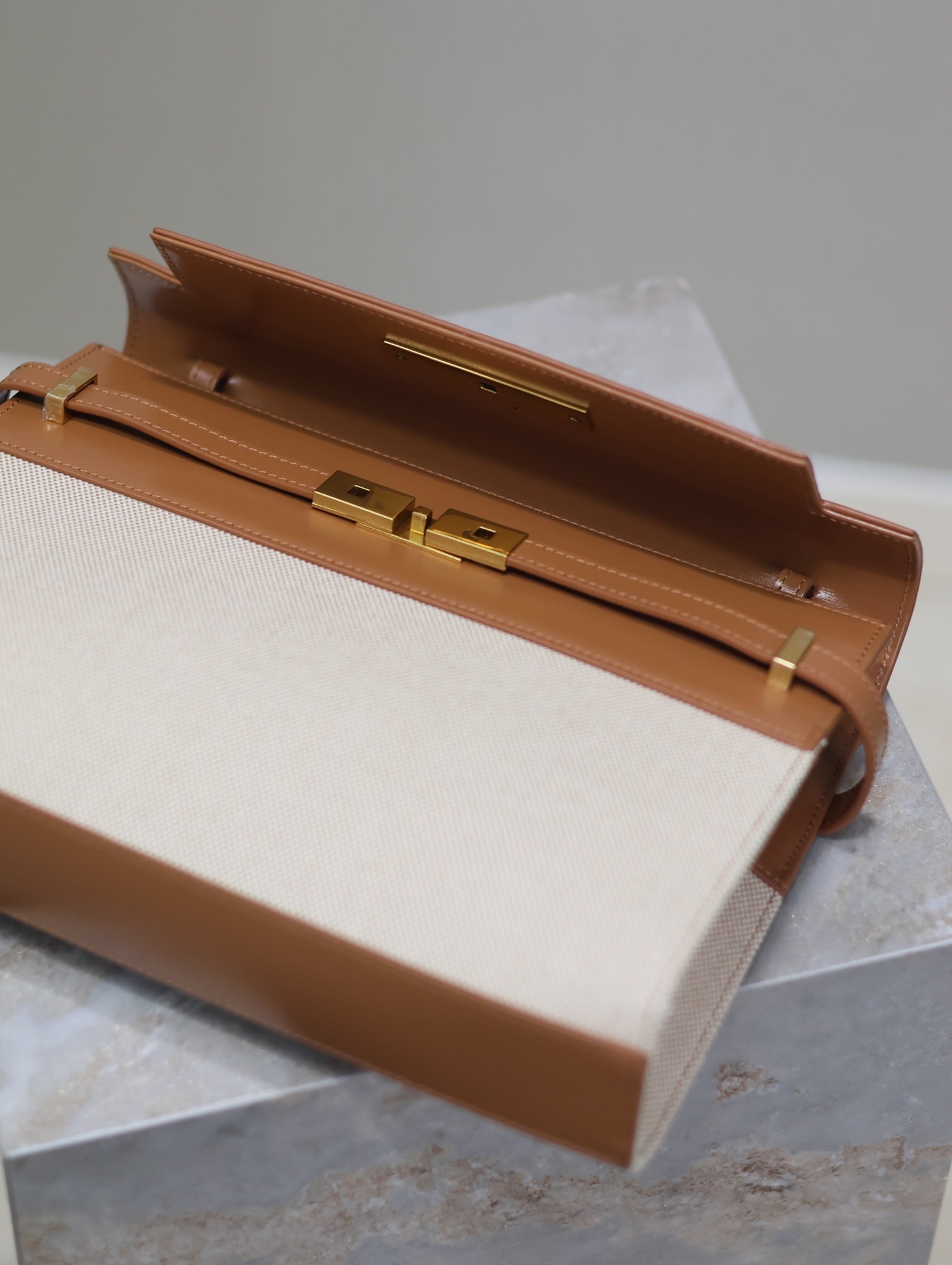 MANHATTAN MEDIUM 29 IN WEISSEM CANVAS UND BRAUNEN KALBSLEDER GOLDENE SCHNALLE