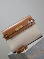 MANHATTAN MEDIUM 29 IN WEISSEM CANVAS UND BRAUNEN KALBSLEDER GOLDENE SCHNALLE