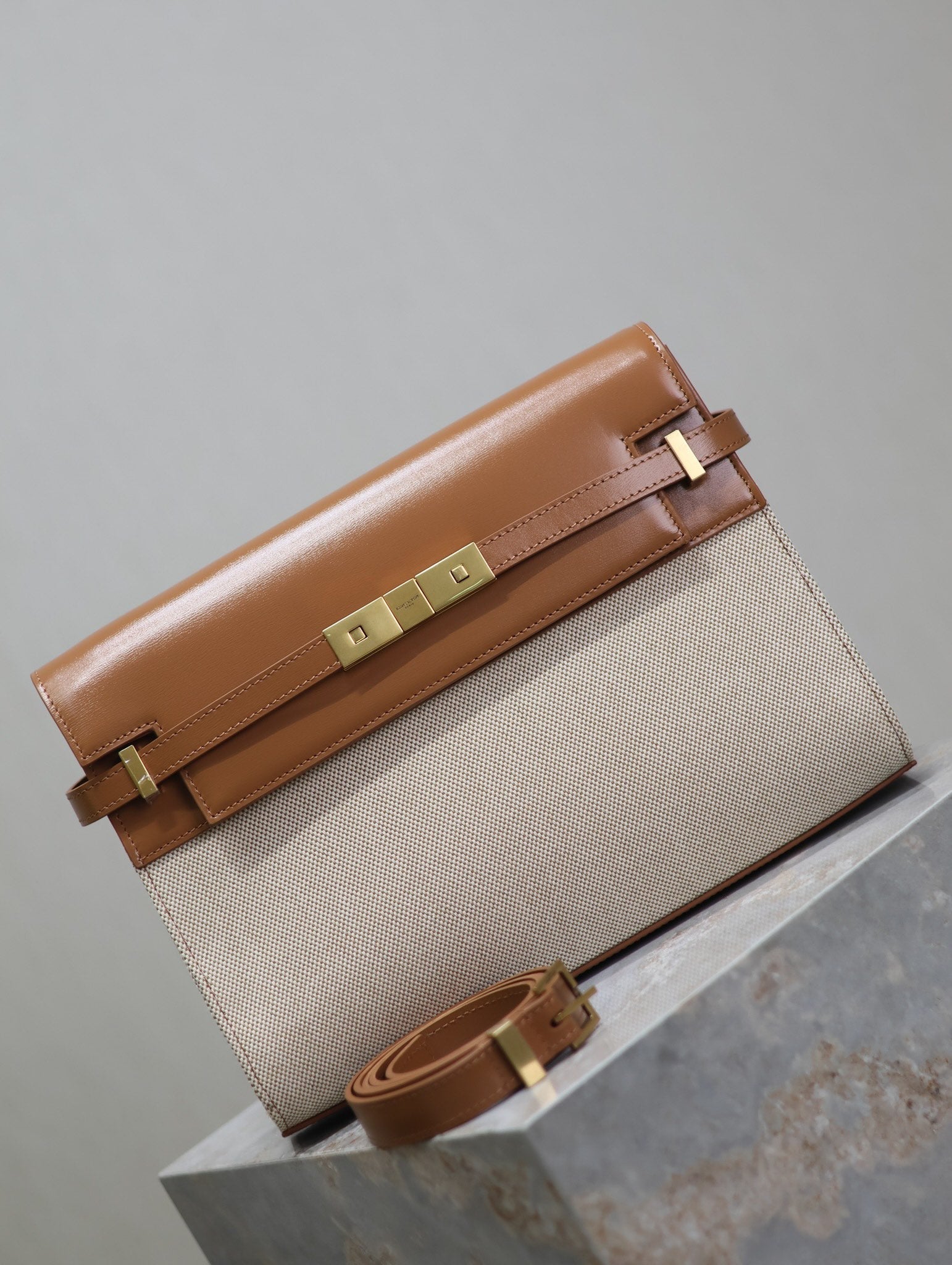 MANHATTAN MEDIUM 29 IN WEISSEM CANVAS UND BRAUNEN KALBSLEDER GOLDENE SCHNALLE