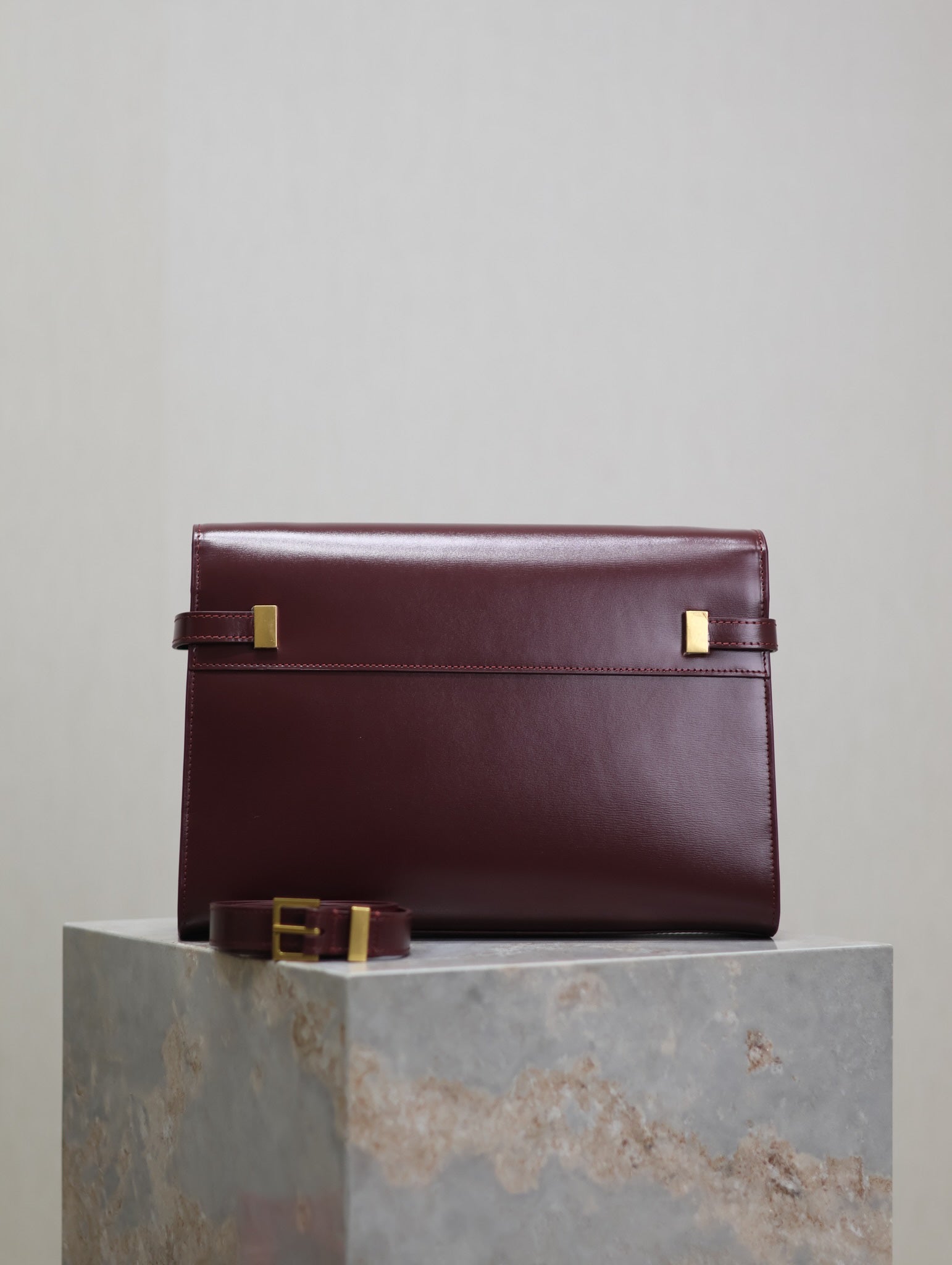 MANHATTAN MEDIUM 29 IN WEINROT GLATTES KALBSLEDER GOLDENE SCHNALLE