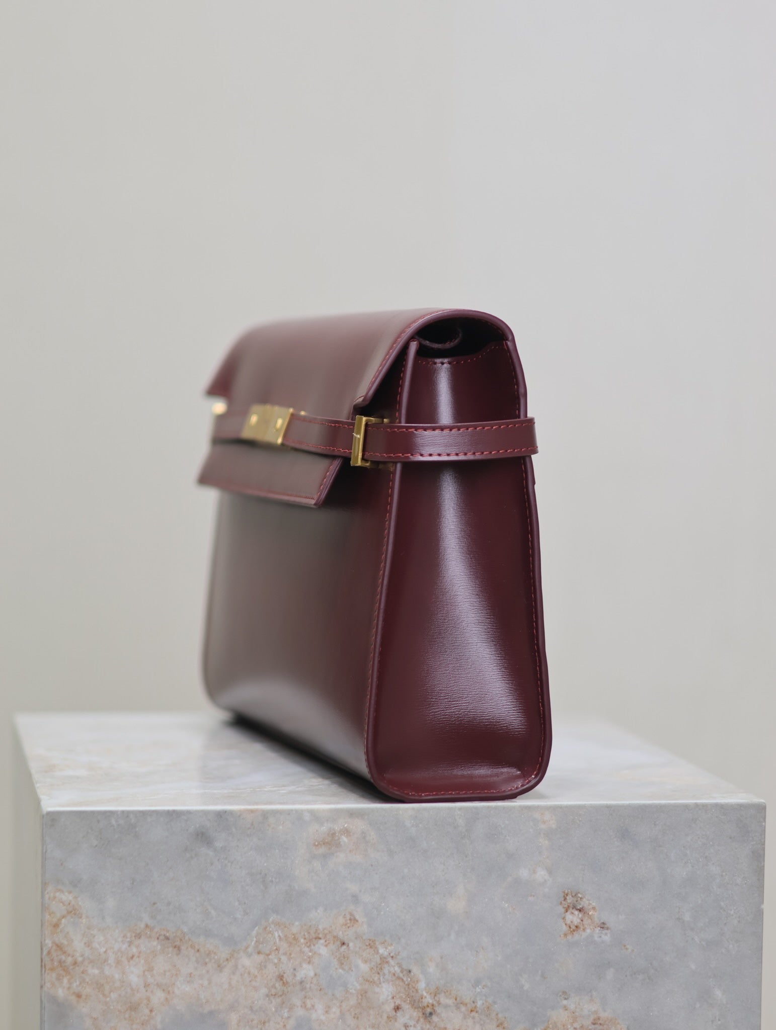 MANHATTAN MEDIUM 29 IN WEINROT GLATTES KALBSLEDER GOLDENE SCHNALLE
