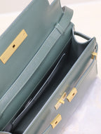 MANHATTAN MEDIUM 29 IN SACRAMENTO GREEN GLATTEM KALBSLEDER GOLDENE SCHNALLE