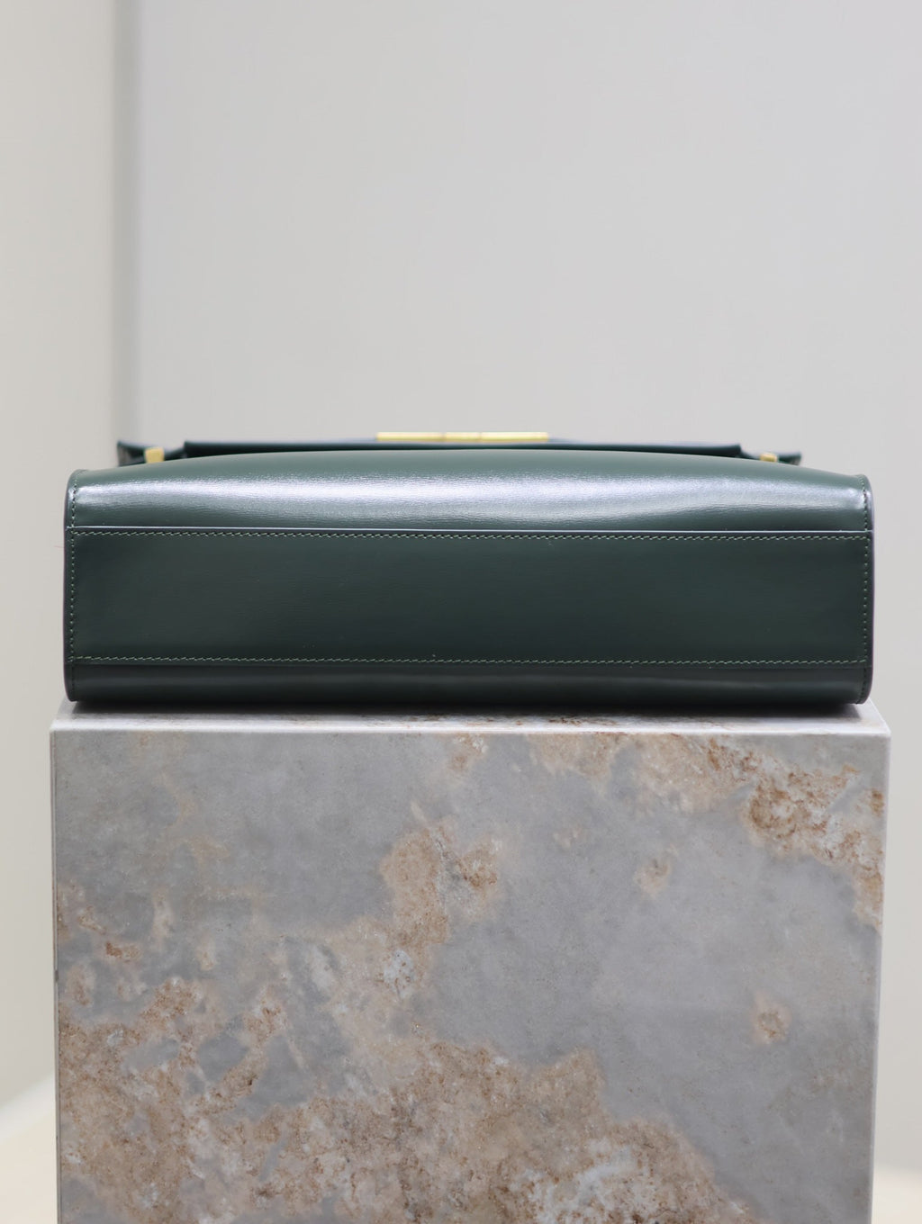 MANHATTAN MEDIUM 29 IN SACRAMENTO GREEN GLATTEM KALBSLEDER GOLDENE SCHNALLE