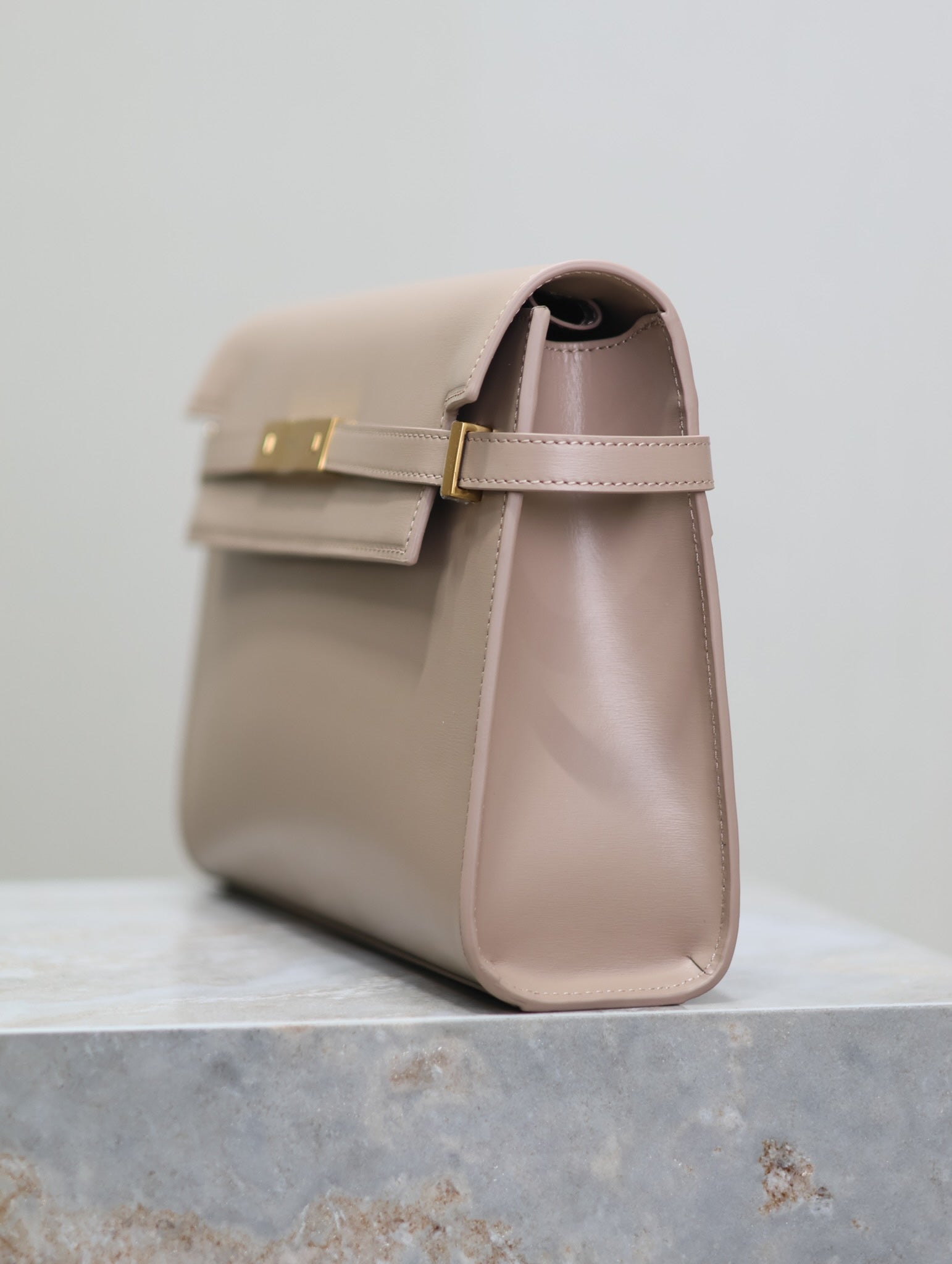 MANHATTAN MEDIUM 29 IN DUNKELBEIGE GLATTEM KALBSLEDER GOLDENE SCHNALLE