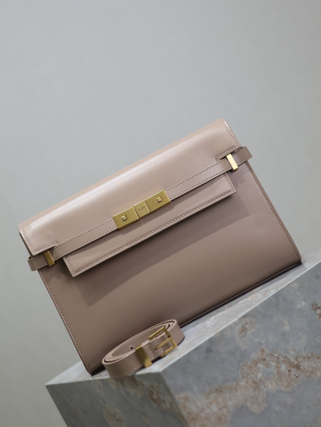 MANHATTAN MEDIUM 29 IN DUNKELBEIGE GLATTEM KALBSLEDER GOLDENE SCHNALLE