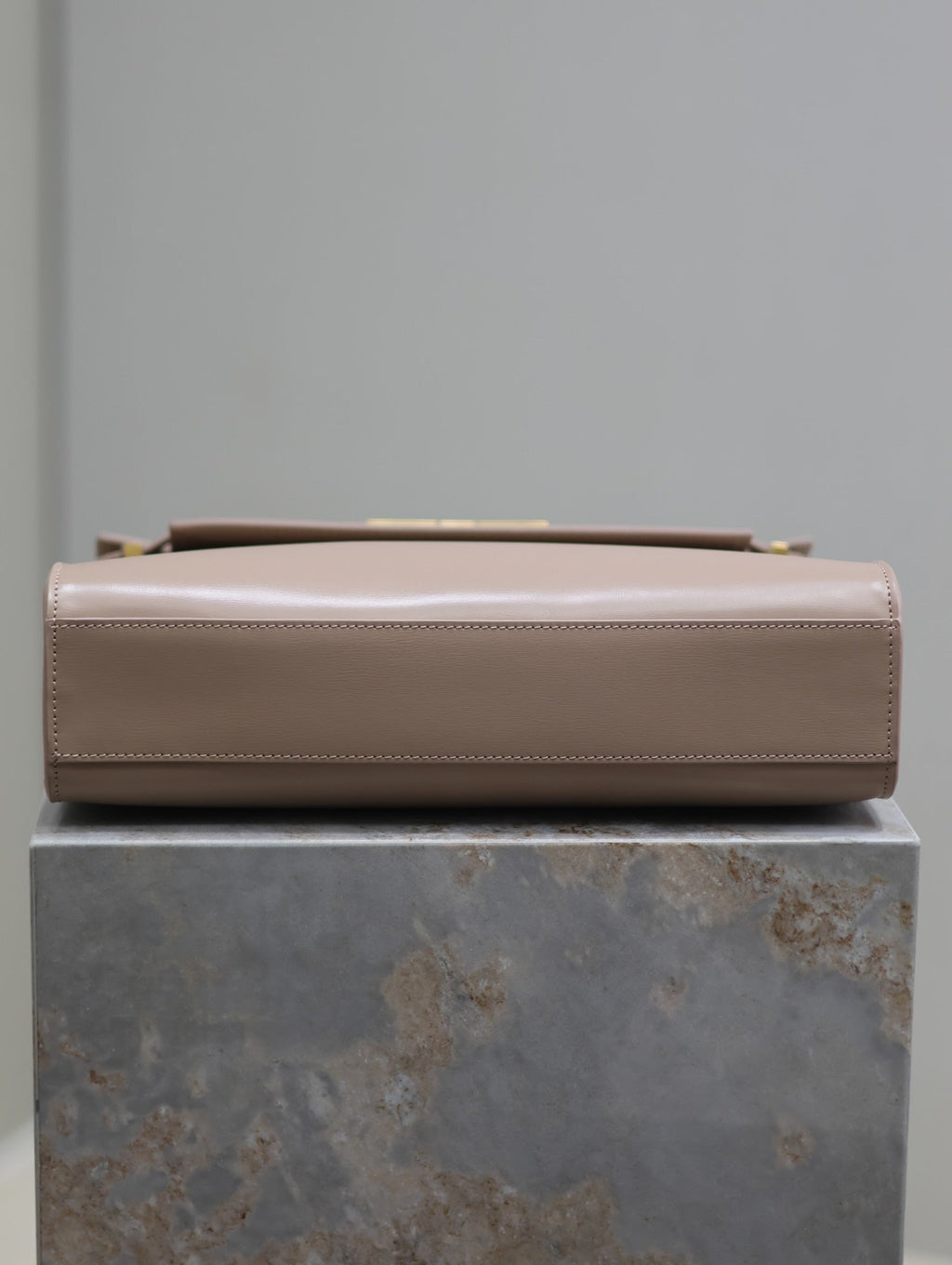 MANHATTAN MEDIUM 29 IN DUNKELBEIGE GLATTEM KALBSLEDER GOLDENE SCHNALLE