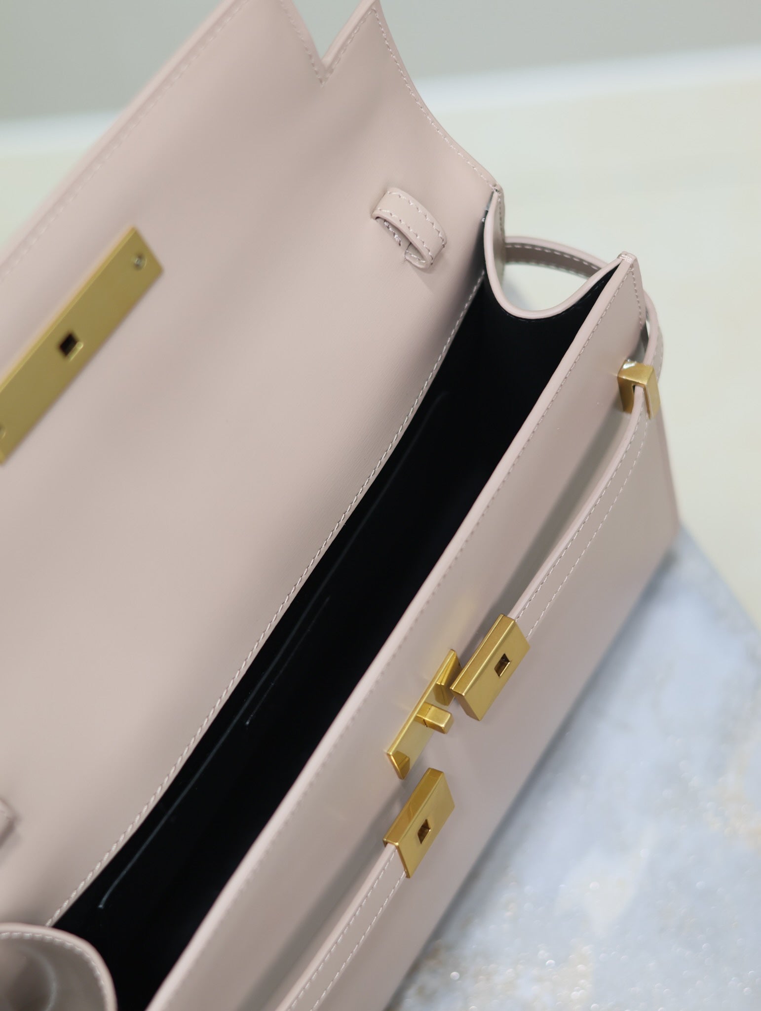 MANHATTAN MEDIUM 29 IN DUNKELBEIGE GLATTEM KALBSLEDER GOLDENE SCHNALLE