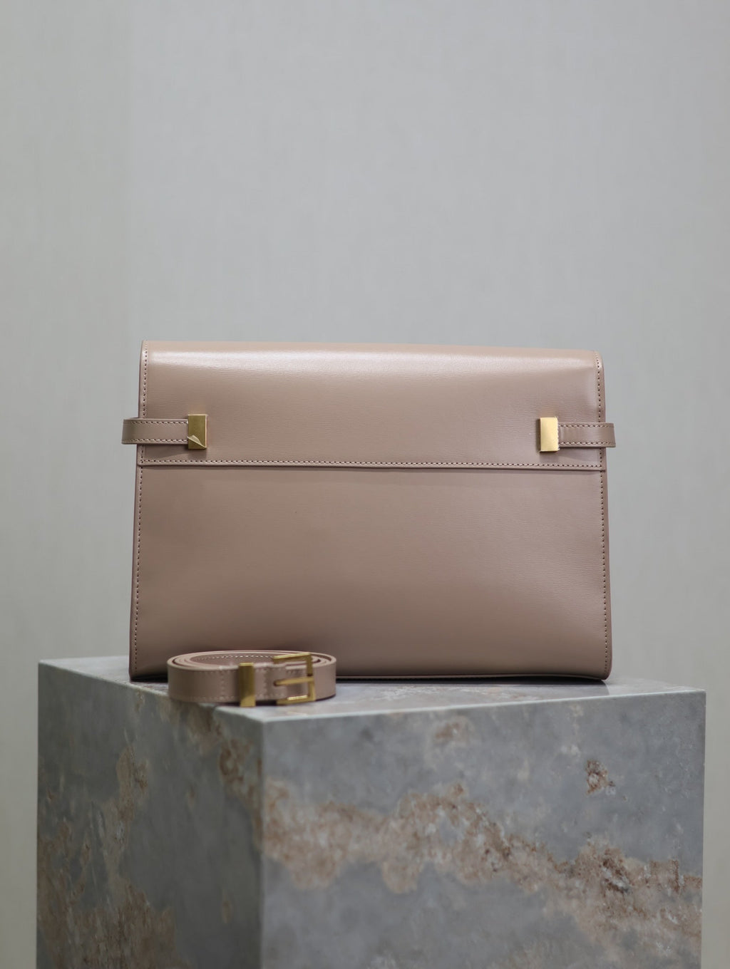 MANHATTAN MEDIUM 29 IN DUNKELBEIGE GLATTEM KALBSLEDER GOLDENE SCHNALLE