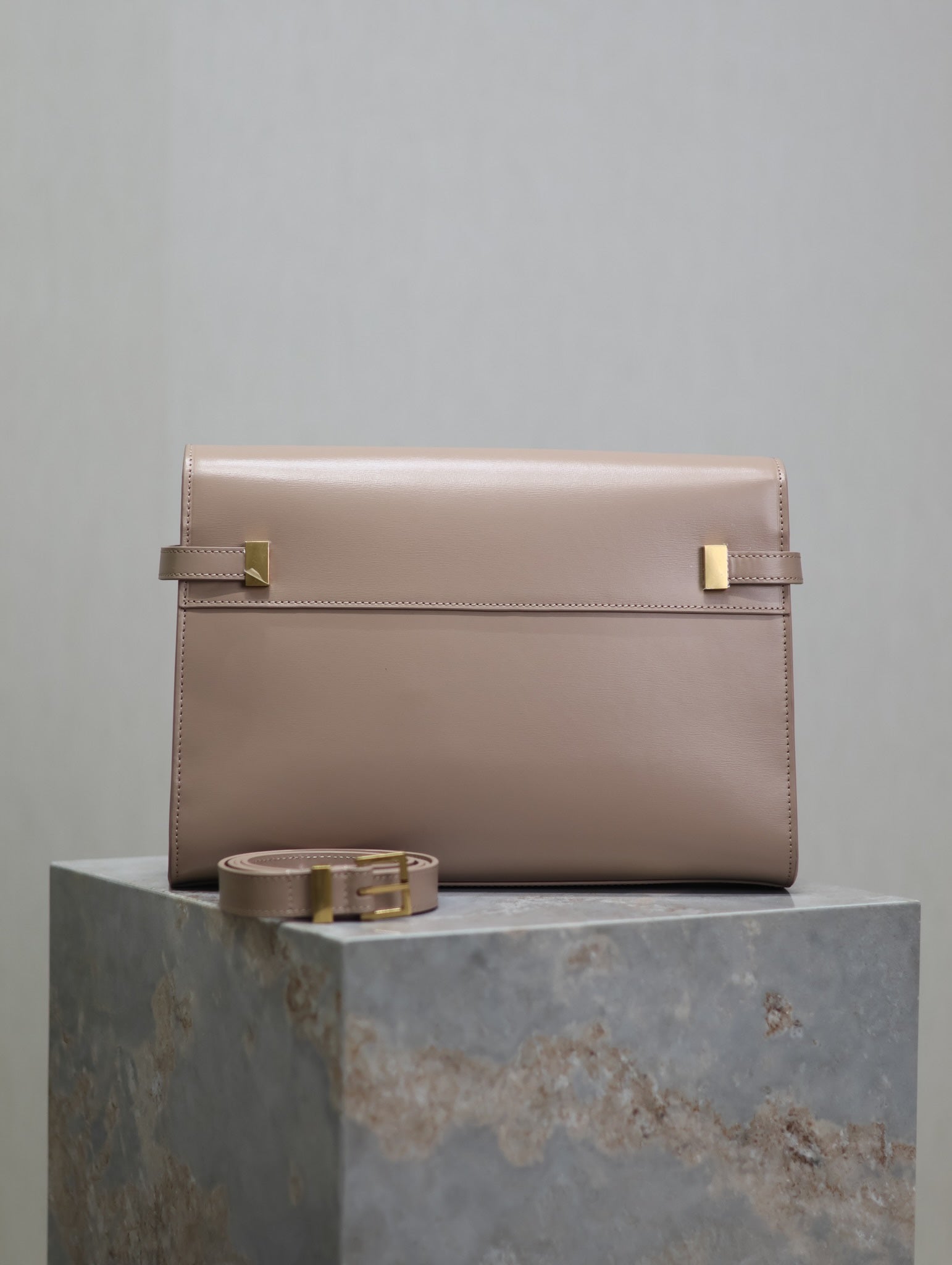 MANHATTAN MEDIUM 29 IN DUNKELBEIGE GLATTEM KALBSLEDER GOLDENE SCHNALLE