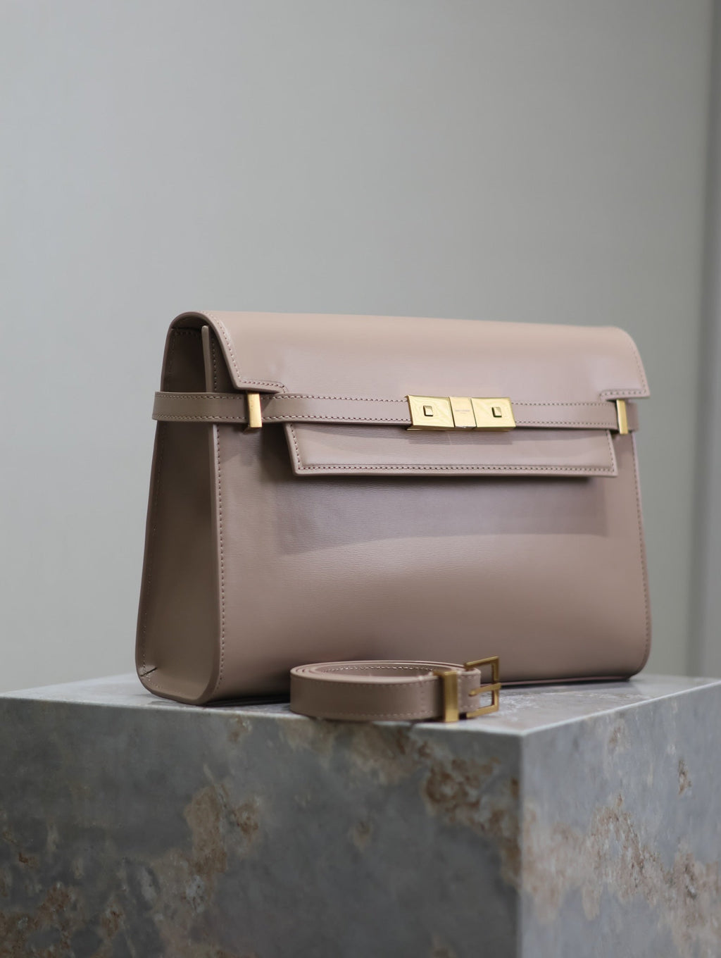 MANHATTAN MEDIUM 29 IN DUNKELBEIGE GLATTEM KALBSLEDER GOLDENE SCHNALLE