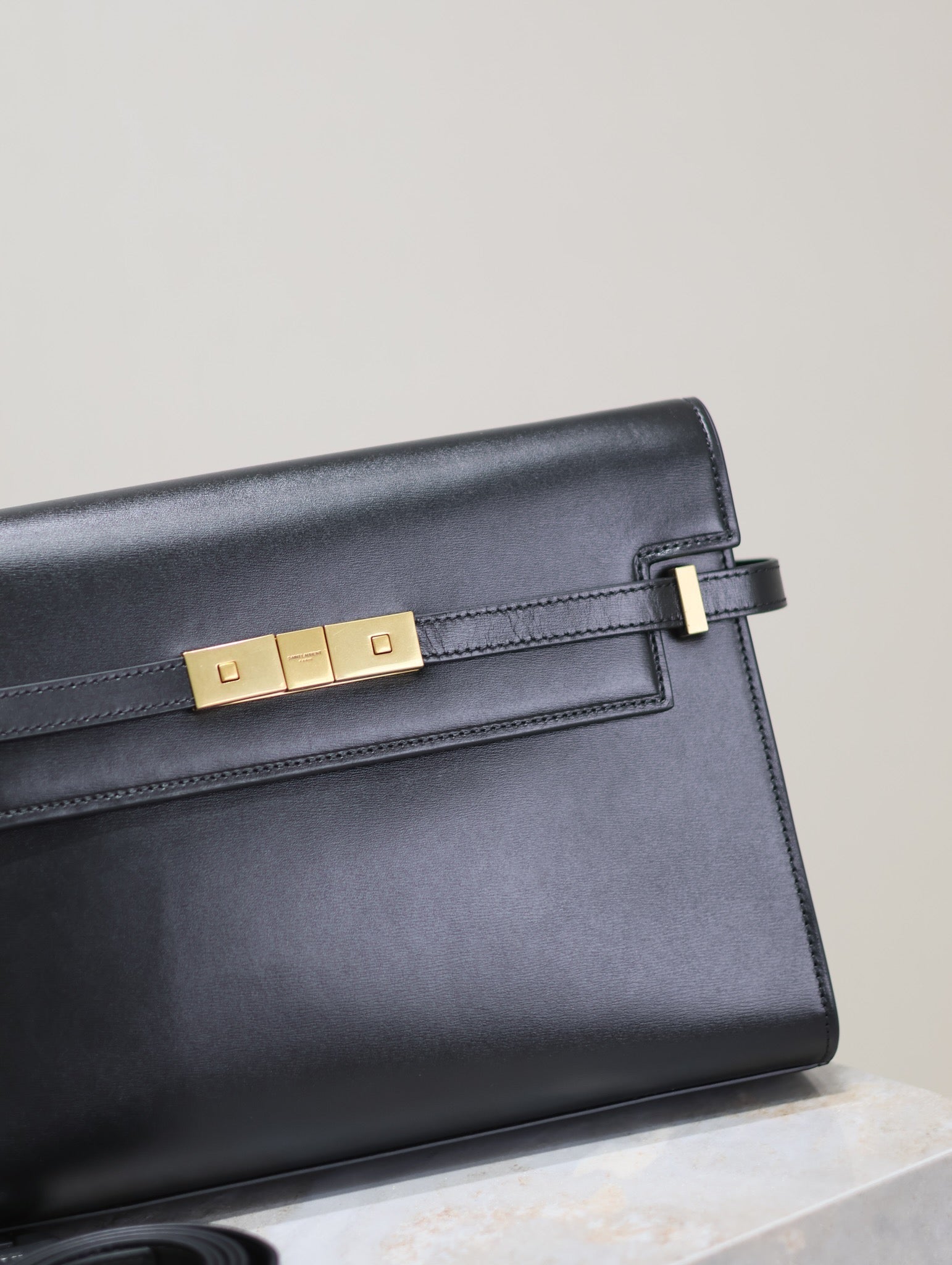 MANHATTAN MEDIUM 29 IN SCHWARZES GLATTES KALBSLEDER GOLDENE SCHNALLE