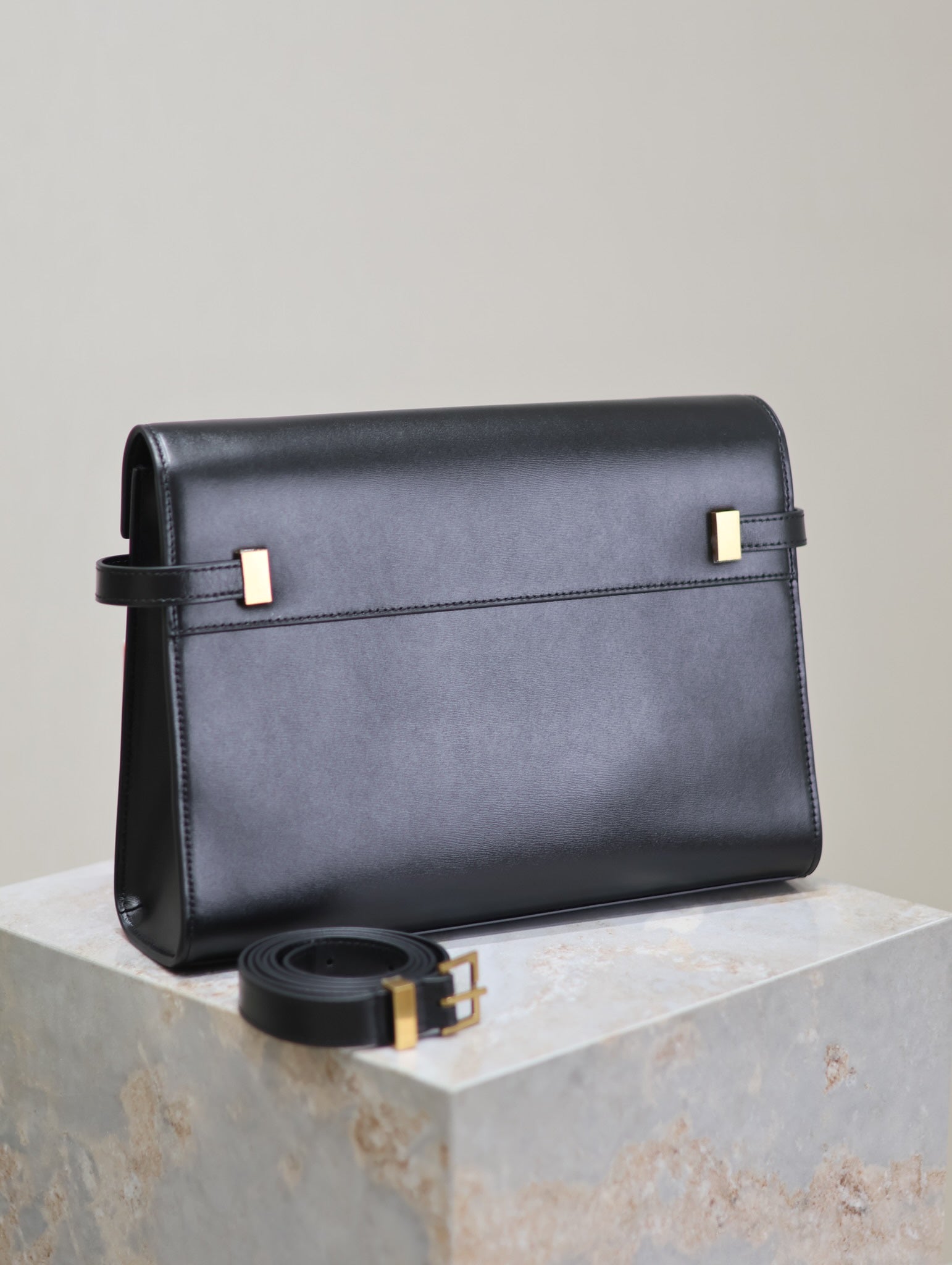 MANHATTAN MEDIUM 29 IN SCHWARZES GLATTES KALBSLEDER GOLDENE SCHNALLE