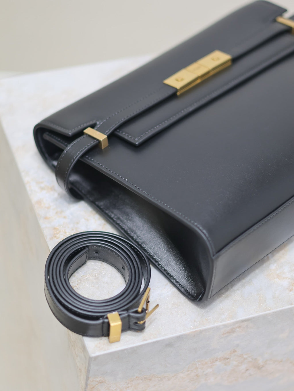 MANHATTAN MEDIUM 29 IN SCHWARZES GLATTES KALBSLEDER GOLDENE SCHNALLE