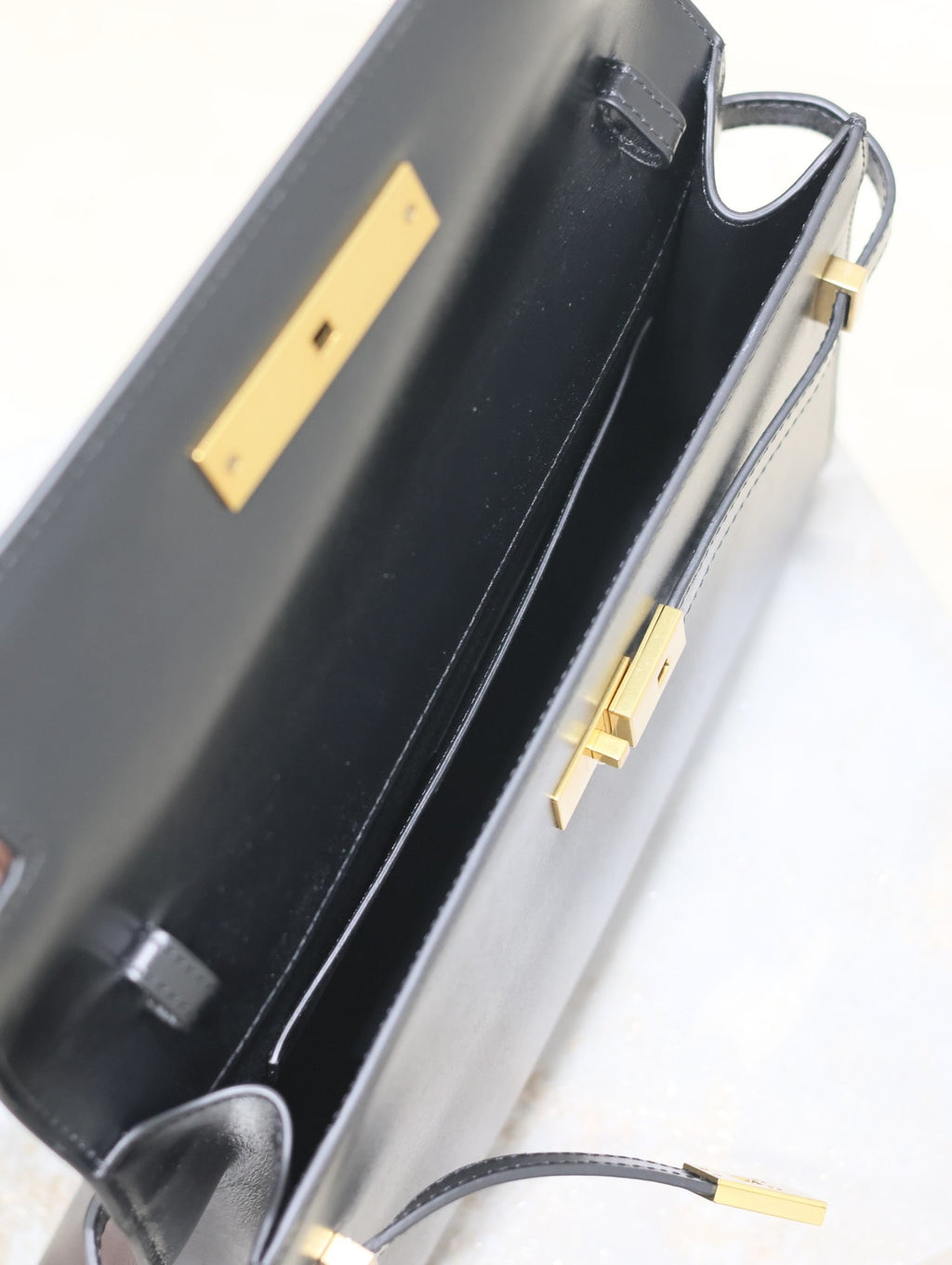 MANHATTAN MEDIUM 29 IN SCHWARZES GLATTES KALBSLEDER GOLDENE SCHNALLE