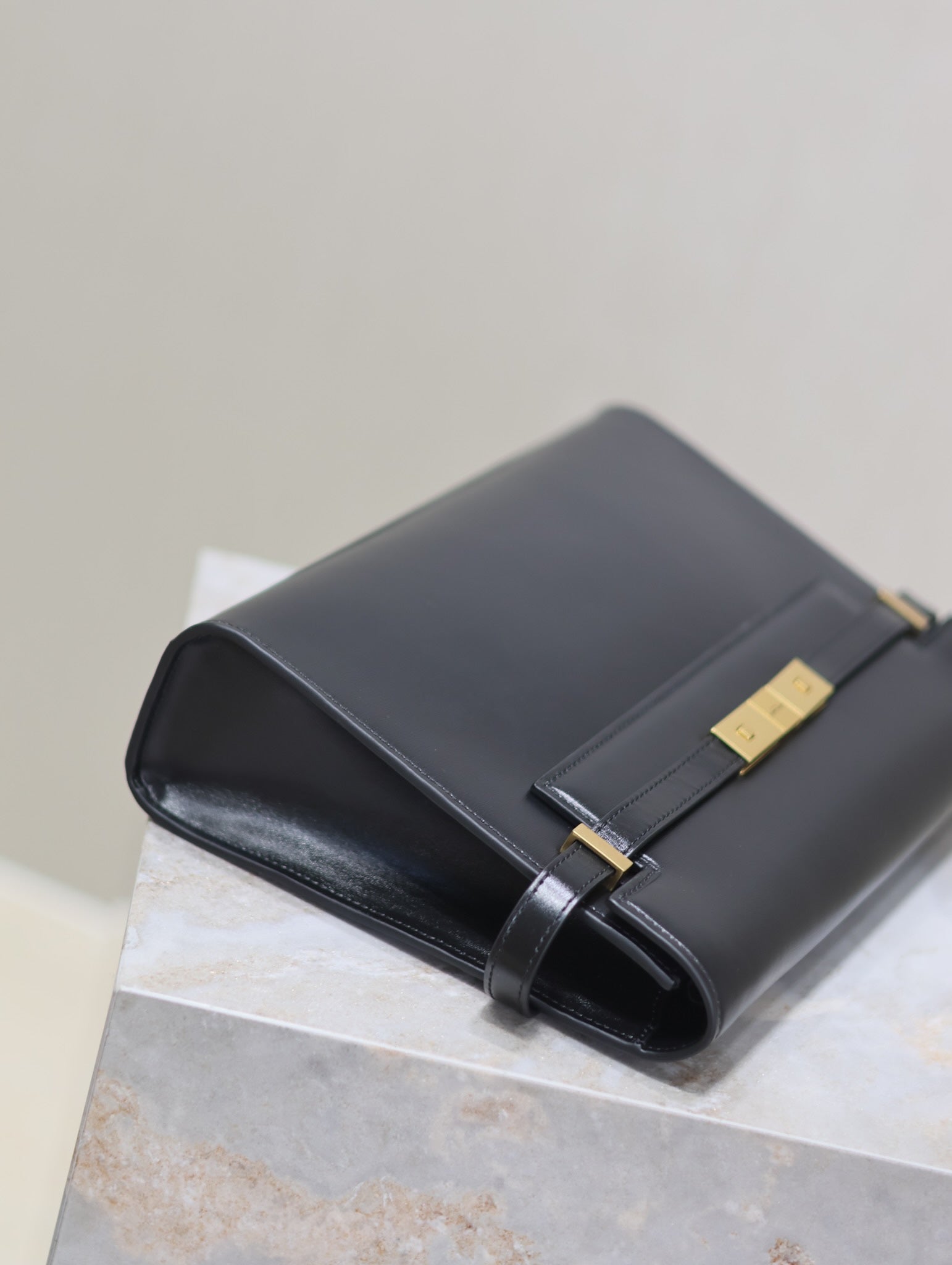 MANHATTAN MEDIUM 29 IN SCHWARZES GLATTES KALBSLEDER GOLDENE SCHNALLE