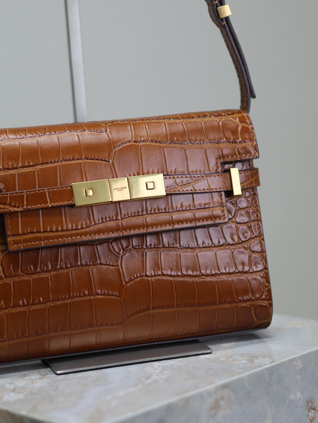 MANHATTAN SMALL 24 IN BRAUN KROKODILMUSTER KALBSLEDER GOLDENE SCHNALLE