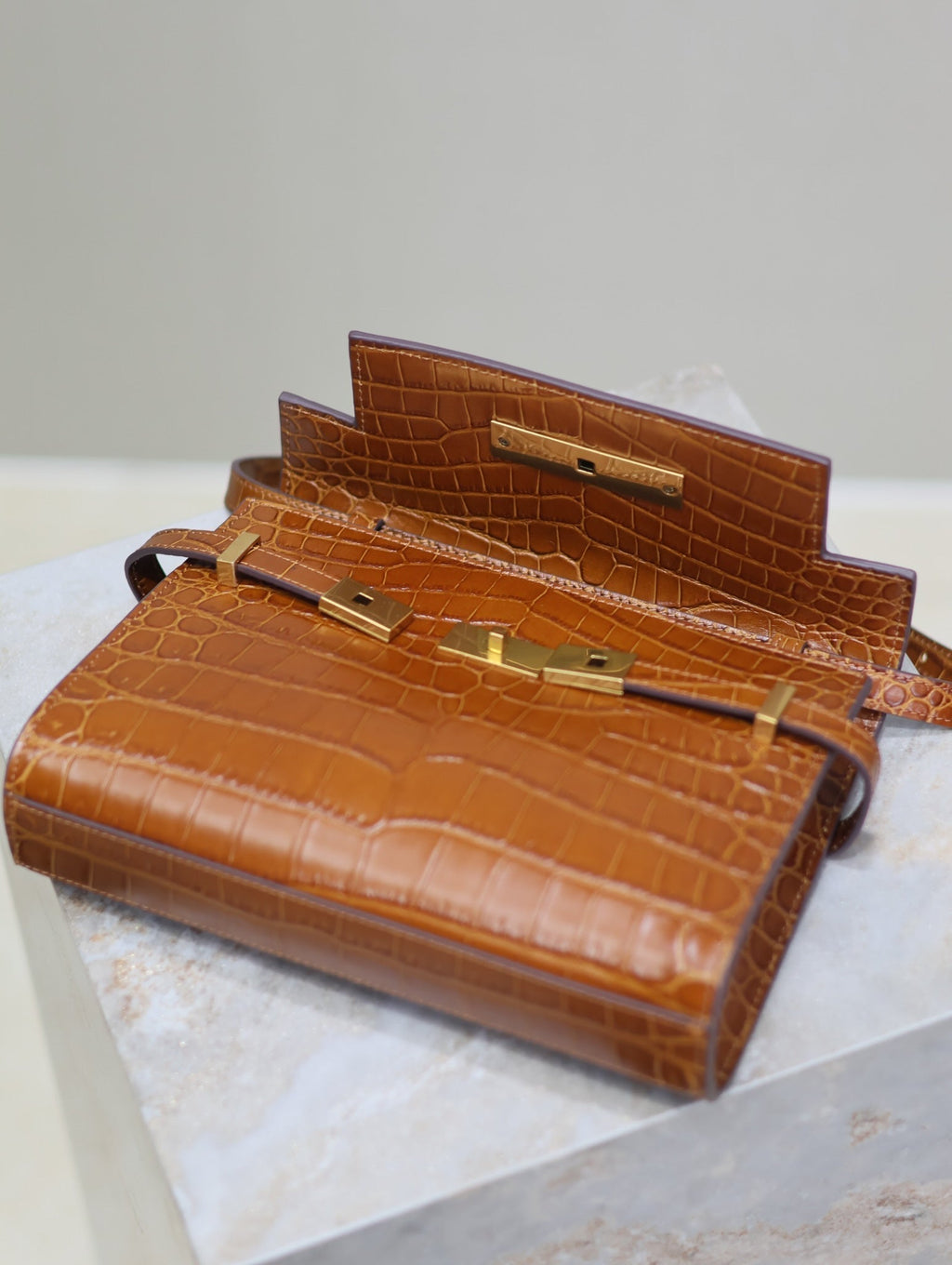 MANHATTAN SMALL 24 IN BRAUN KROKODILMUSTER KALBSLEDER GOLDENE SCHNALLE
