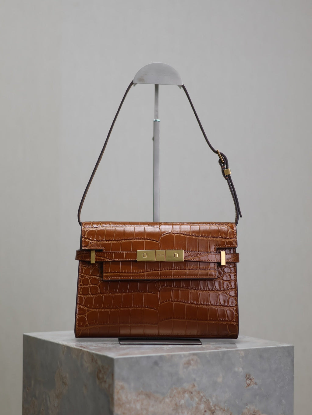 MANHATTAN SMALL 24 IN BRAUN KROKODILMUSTER KALBSLEDER GOLDENE SCHNALLE