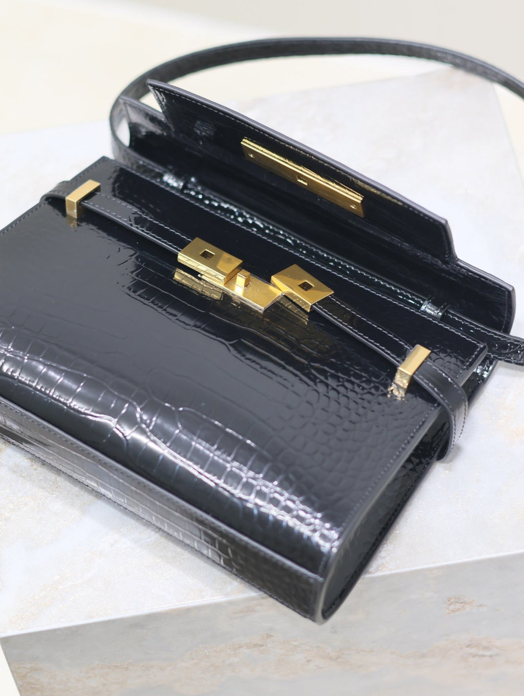 MANHATTAN SMALL 24 IN SCHWARZES KROKODILMUSTER GLÄNZENDES KALBSLEDER GOLDENE SCHNALLE