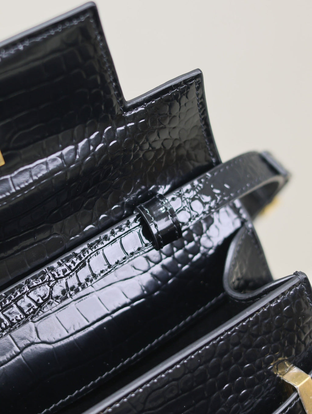 MANHATTAN SMALL 24 IN SCHWARZES KROKODILMUSTER GLÄNZENDES KALBSLEDER GOLDENE SCHNALLE