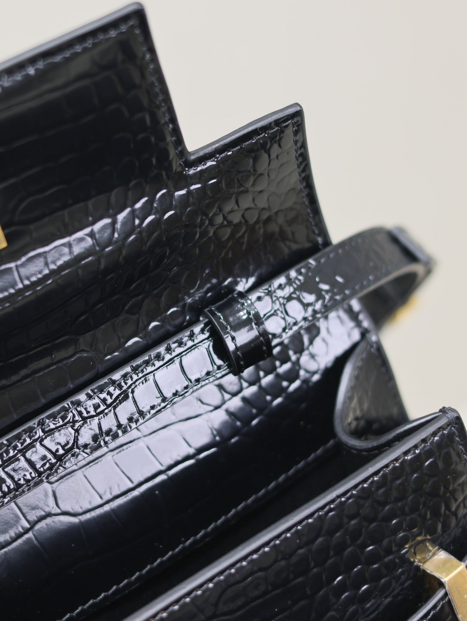 MANHATTAN SMALL 24 IN SCHWARZES KROKODILMUSTER GLÄNZENDES KALBSLEDER GOLDENE SCHNALLE