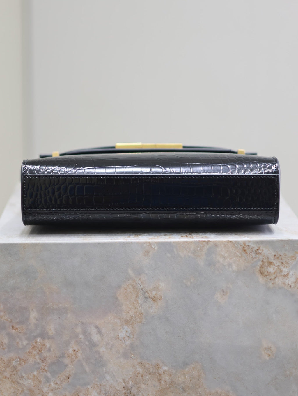 MANHATTAN SMALL 24 IN SCHWARZES KROKODILMUSTER GLÄNZENDES KALBSLEDER GOLDENE SCHNALLE