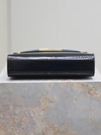 MANHATTAN SMALL 24 IN SCHWARZES KROKODILMUSTER GLÄNZENDES KALBSLEDER GOLDENE SCHNALLE