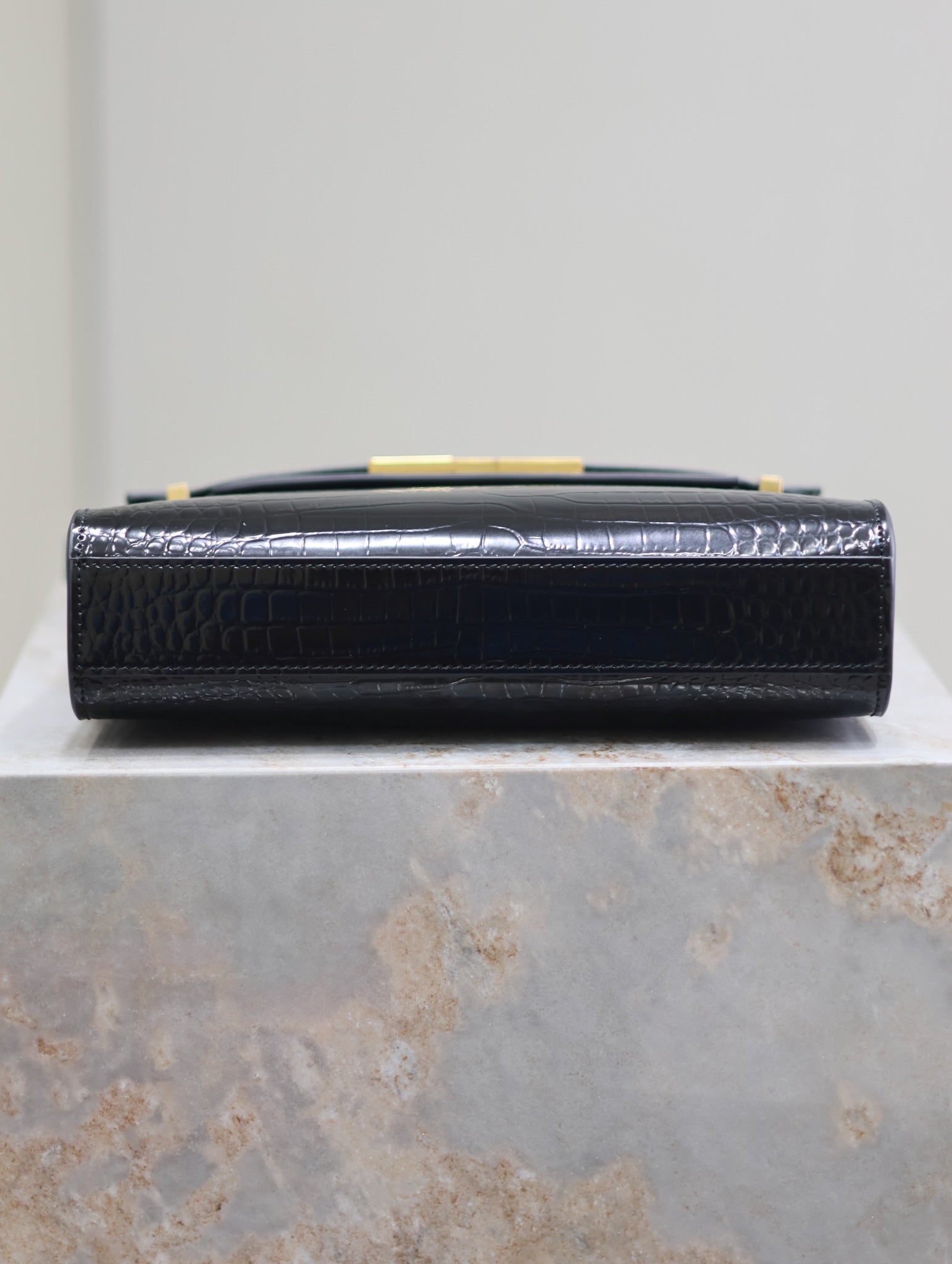 MANHATTAN SMALL 24 IN SCHWARZES KROKODILMUSTER GLÄNZENDES KALBSLEDER GOLDENE SCHNALLE