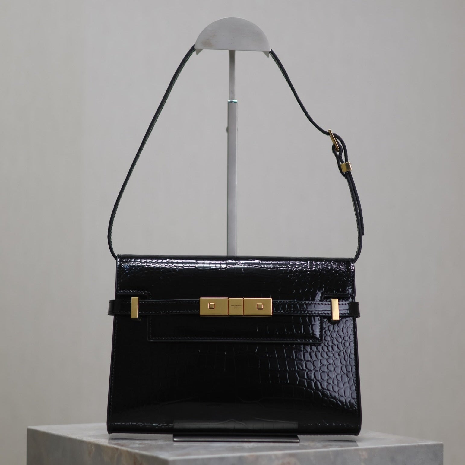 MANHATTAN SMALL 24 IN SCHWARZES KROKODILMUSTER GLÄNZENDES KALBSLEDER GOLDENE SCHNALLE