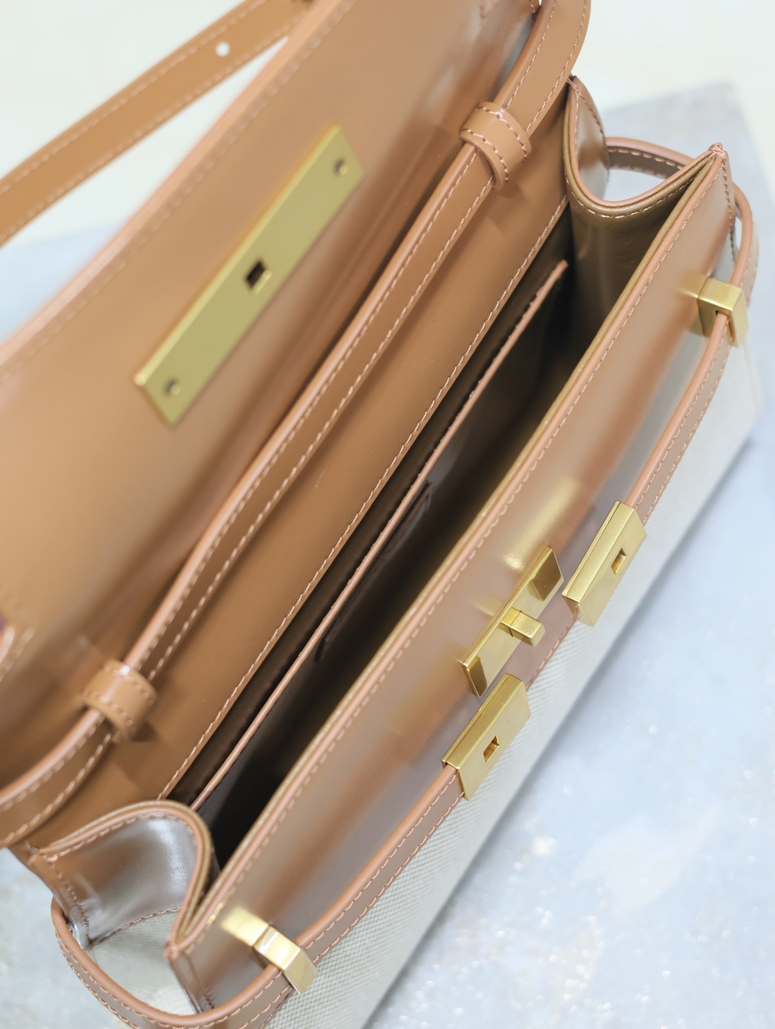 MANHATTAN SMALL 24 IN WEISSEM CANVAS UND BRAUNEN KALBSLEDER GOLDENE BESCHLÄGE