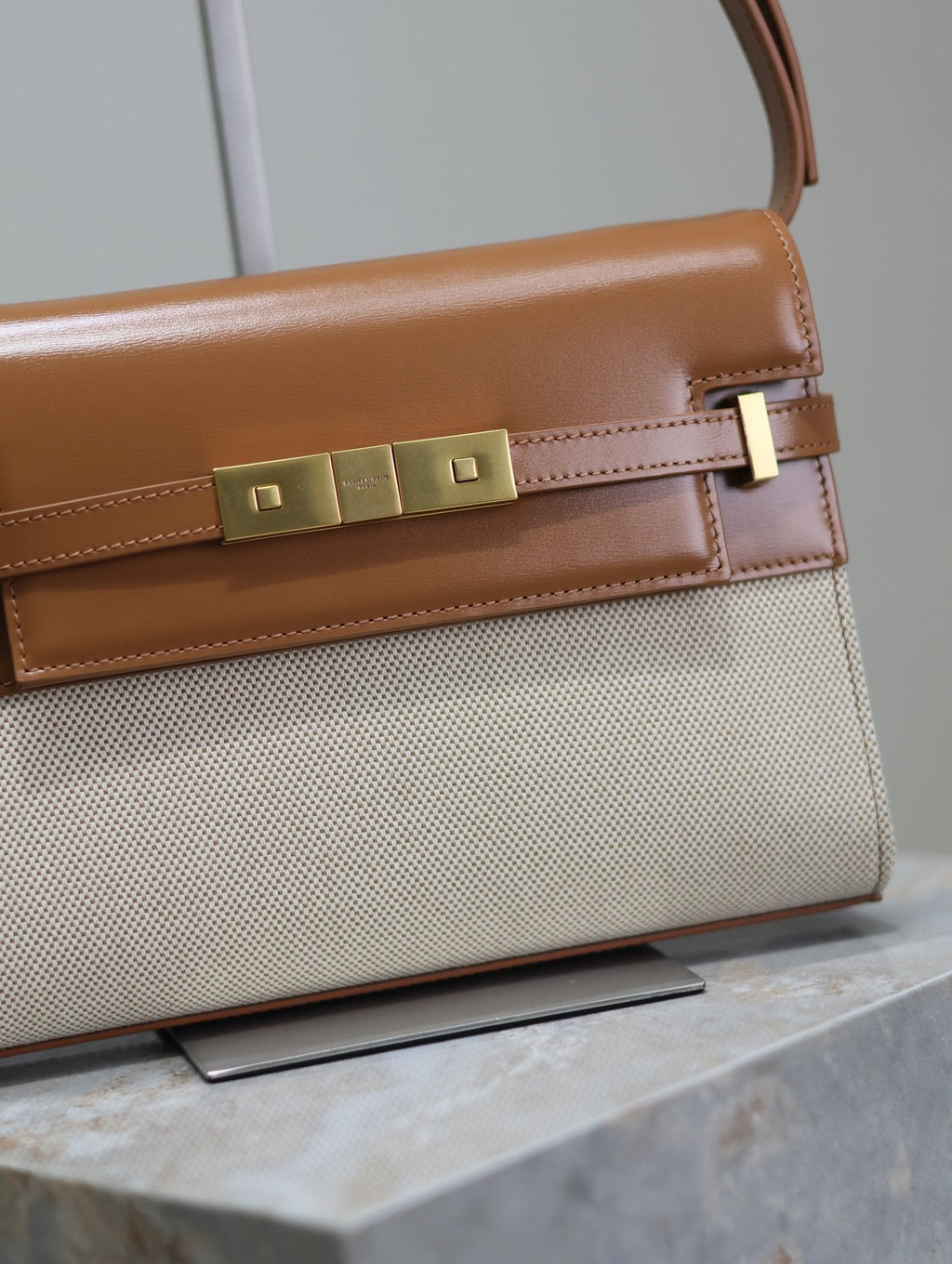 MANHATTAN SMALL 24 IN WEISSEM CANVAS UND BRAUNEN KALBSLEDER GOLDENE BESCHLÄGE