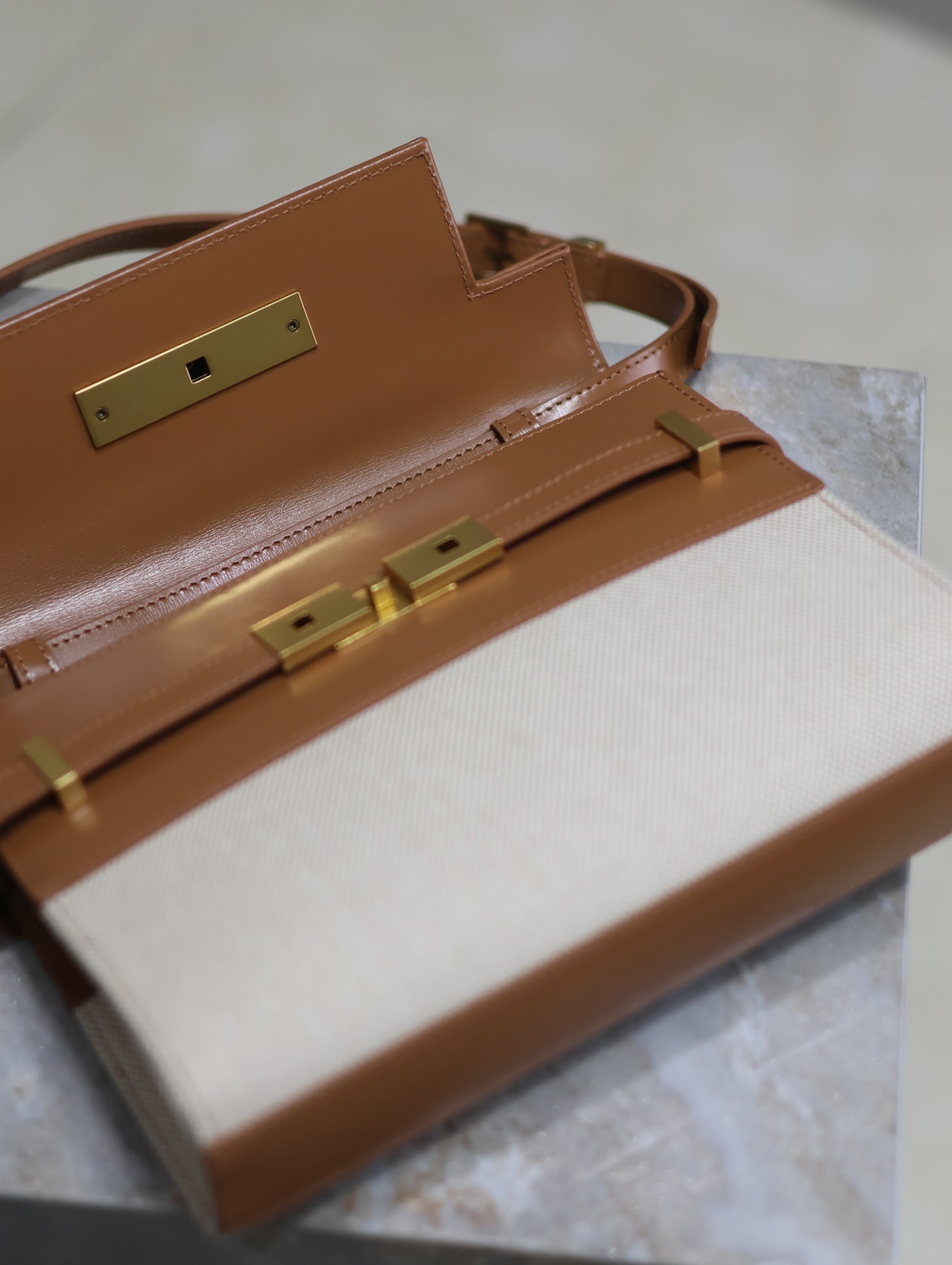 MANHATTAN SMALL 24 IN WEISSEM CANVAS UND BRAUNEN KALBSLEDER GOLDENE BESCHLÄGE