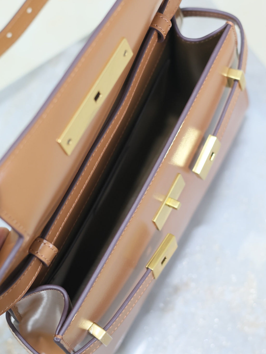 MANHATTAN SMALL 24 IN BRONZEBRAUN KALBSLEDER GOLDENE BESCHLÄGE